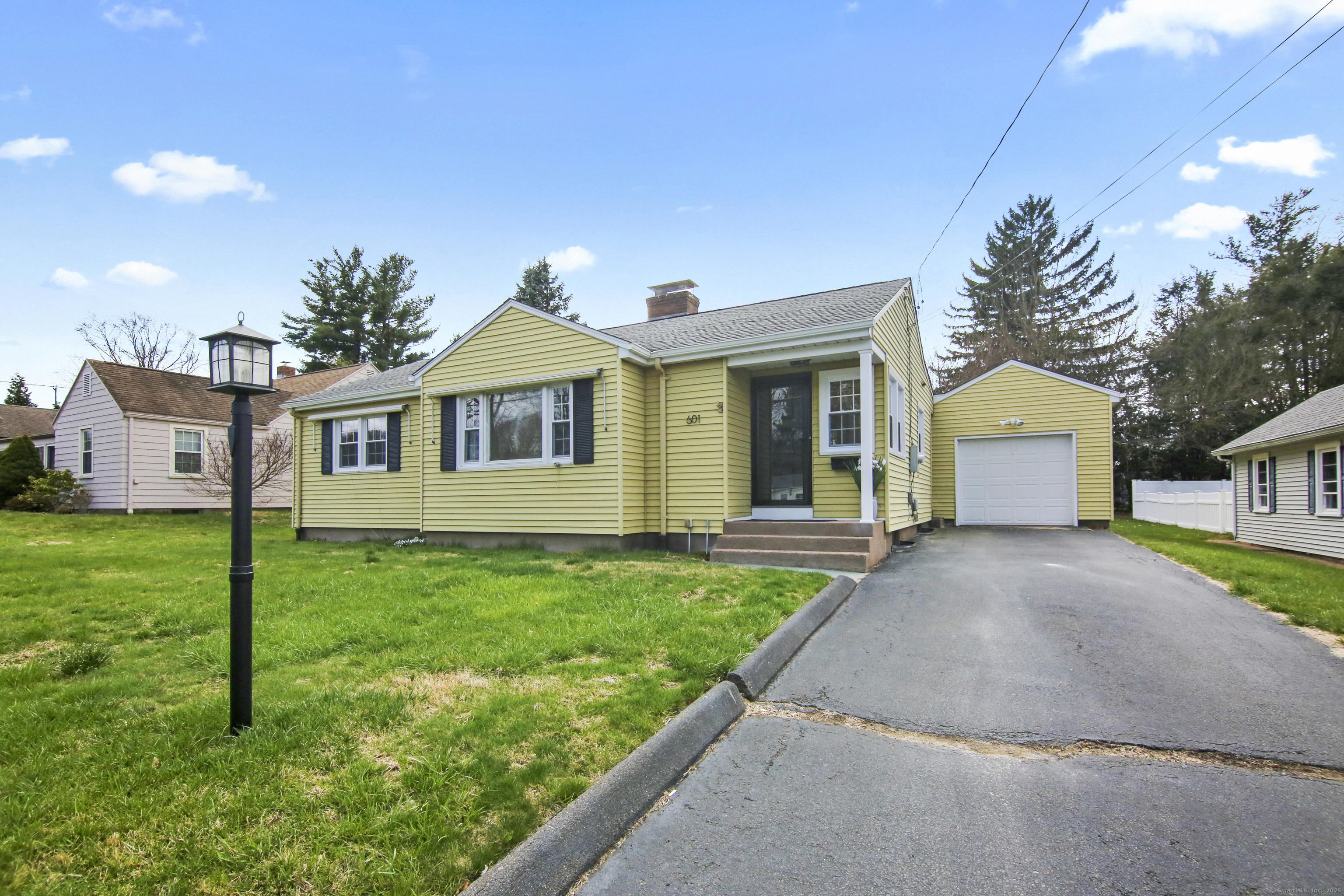 Hunting Hill Avenue, Middletown, Connecticut - 2 Bedrooms  
1 Bathrooms  
5 Rooms - 