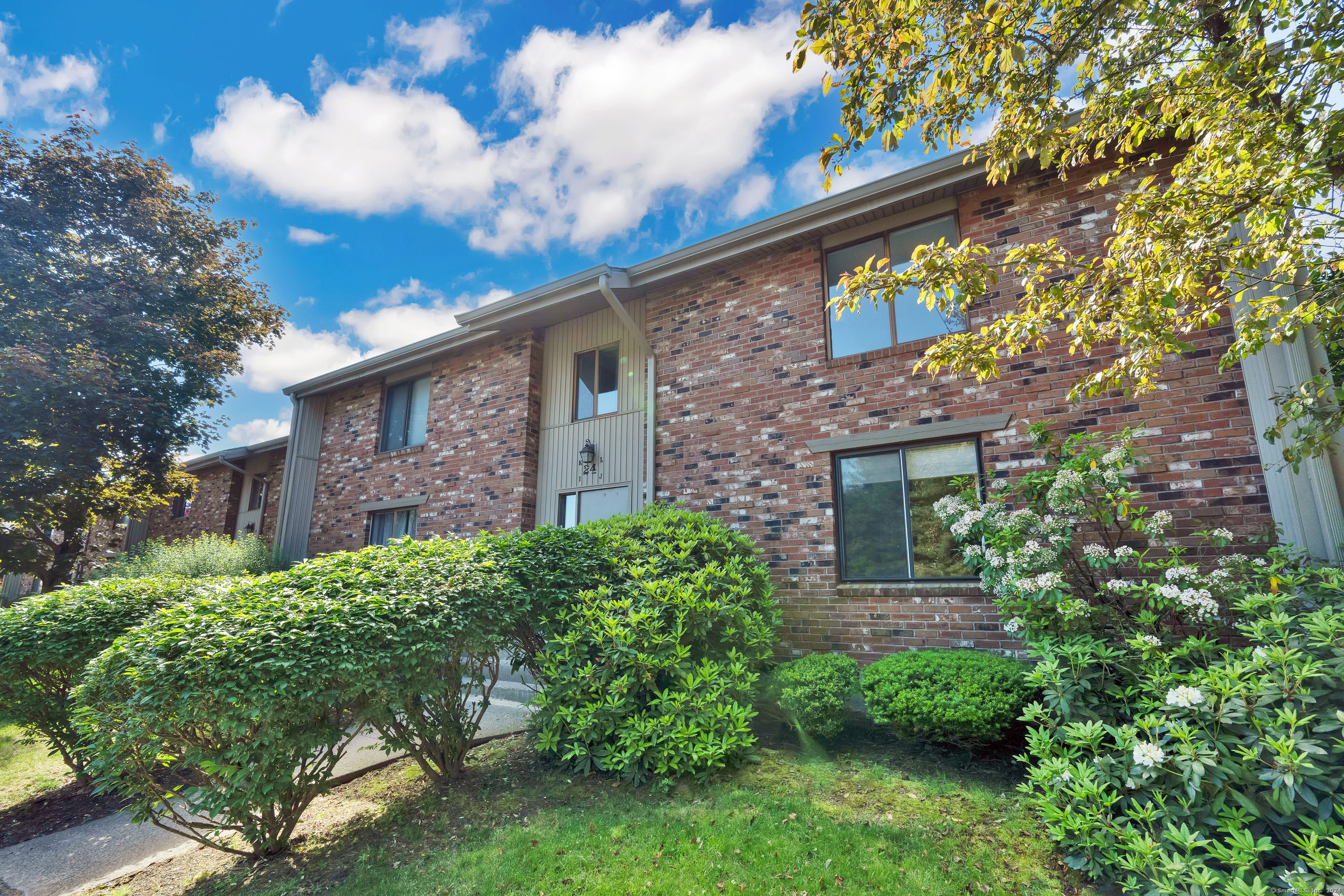 Rental Property at 24 Amato Drive Apt L, South Windsor, Connecticut - Bedrooms: 1 
Bathrooms: 1 
Rooms: 5  - $1,950 MO.