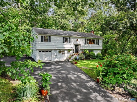 Homes For Sale - 16 Brookhill Lane<br/> Fairfield County, Norwalk, CT 06851