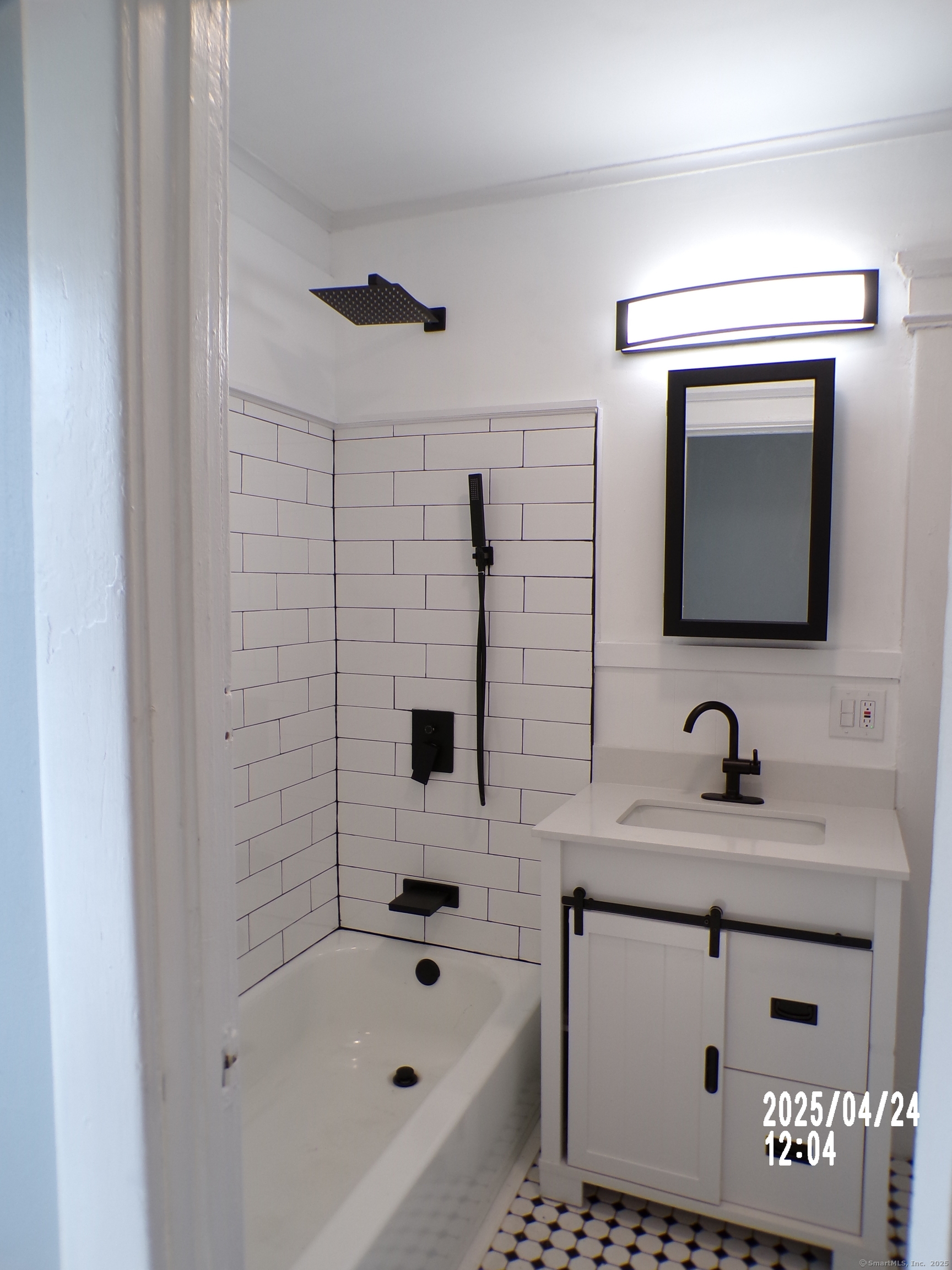 Hamden, Connecticut 06518, United States, 2 Bedrooms Bedrooms, ,1 BathroomBathrooms,Residential,Active,135726