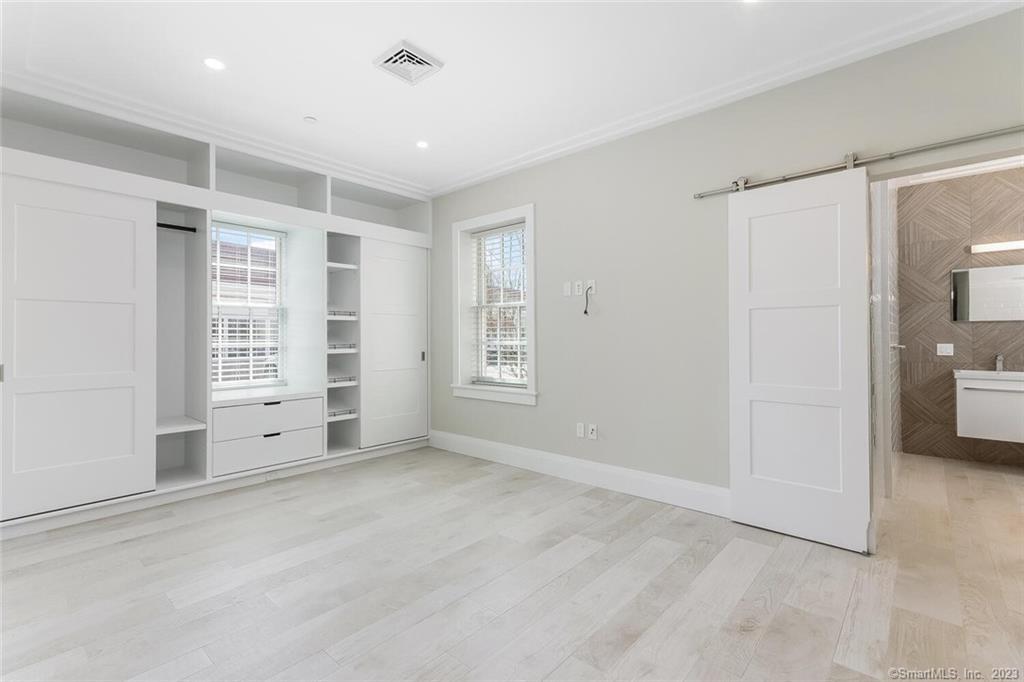 Bronson Road 3, Fairfield, Connecticut - 1 Bedrooms  
2 Bathrooms  
3 Rooms - 