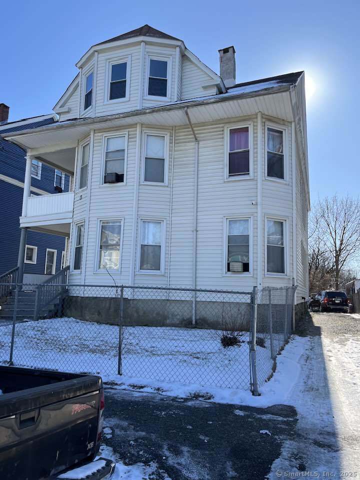 Rental Property at Laurel Avenue, Bridgeport, Connecticut - Bedrooms: 2 
Bathrooms: 1 
Rooms: 5  - $2,000 MO.