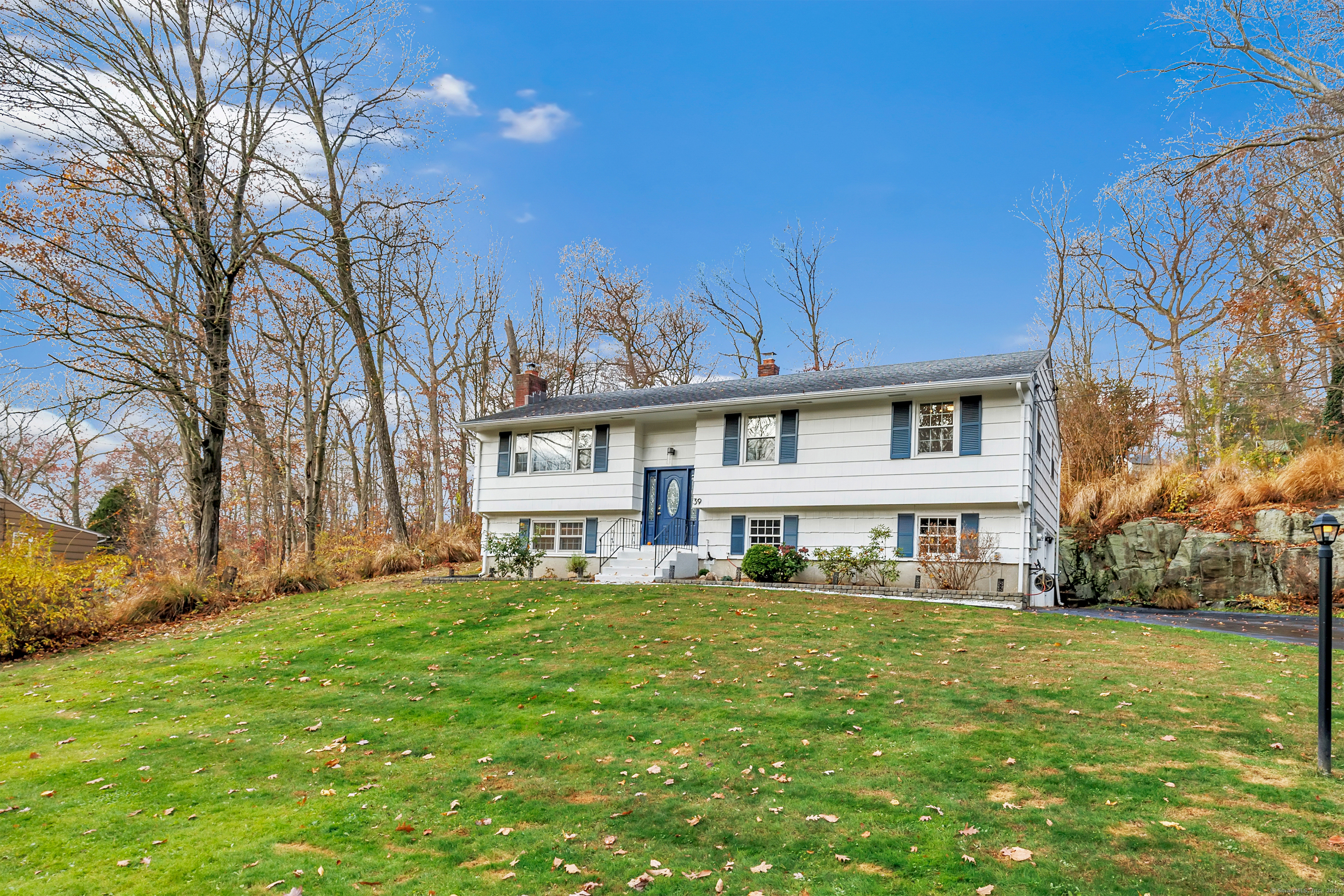 Cold Spring Circle, Shelton, Connecticut - 4 Bedrooms  
2 Bathrooms  
8 Rooms - 