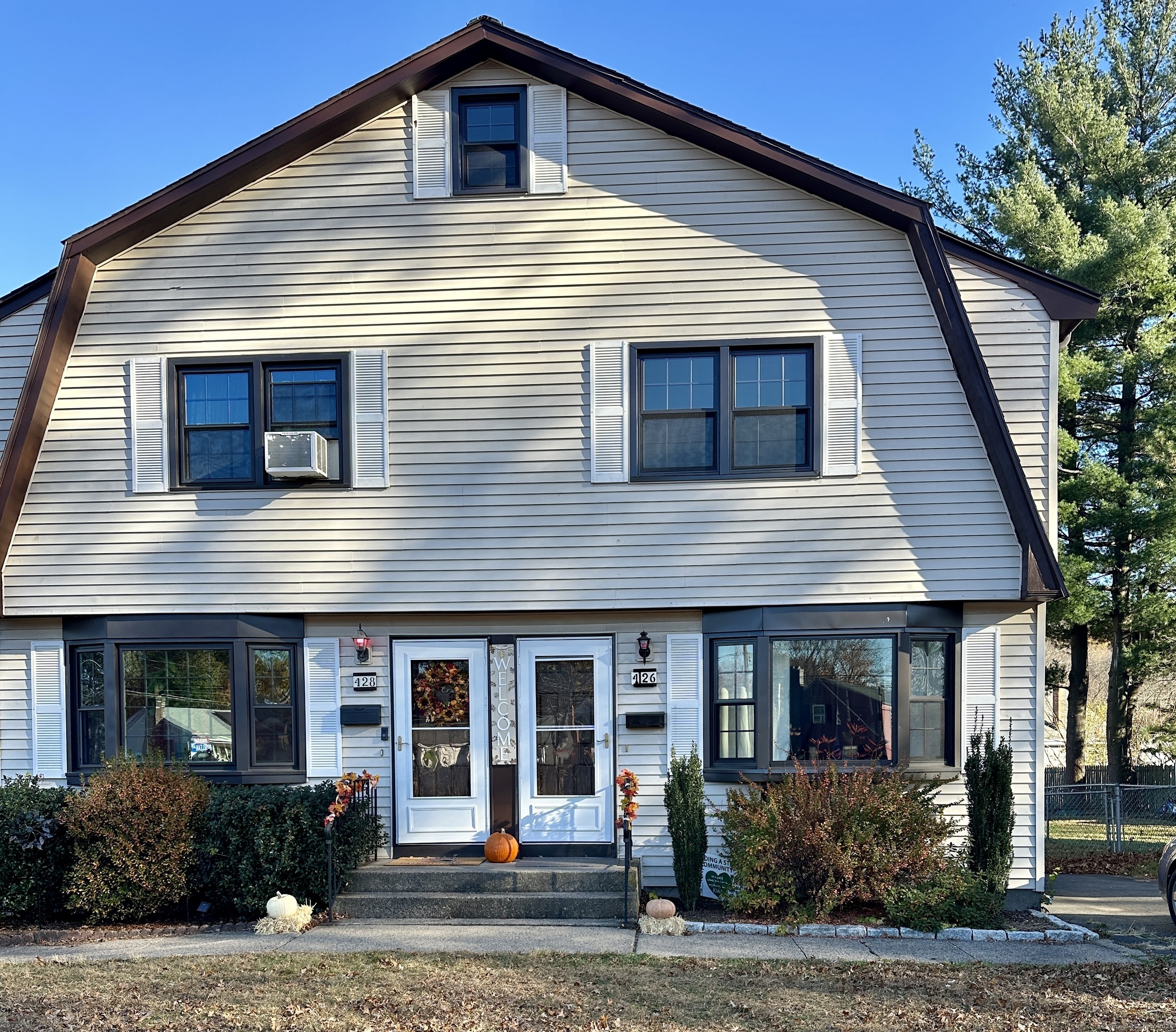 426 Connecticut Avenue, Newington, Connecticut - 3 Bedrooms  
2 Bathrooms  
5 Rooms - 