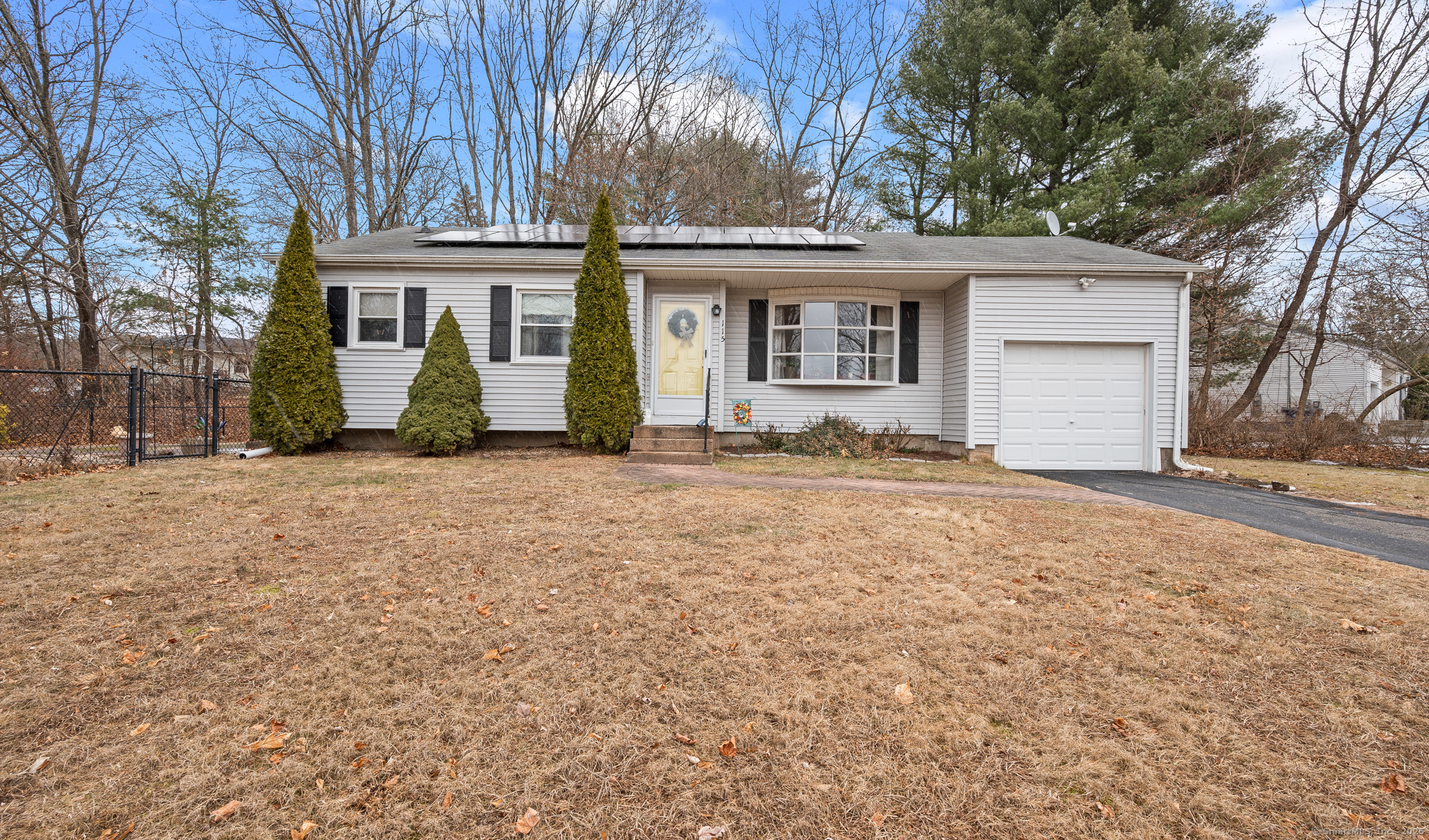 Hartl Drive, Vernon, Connecticut - 3 Bedrooms  
1 Bathrooms  
5 Rooms - 