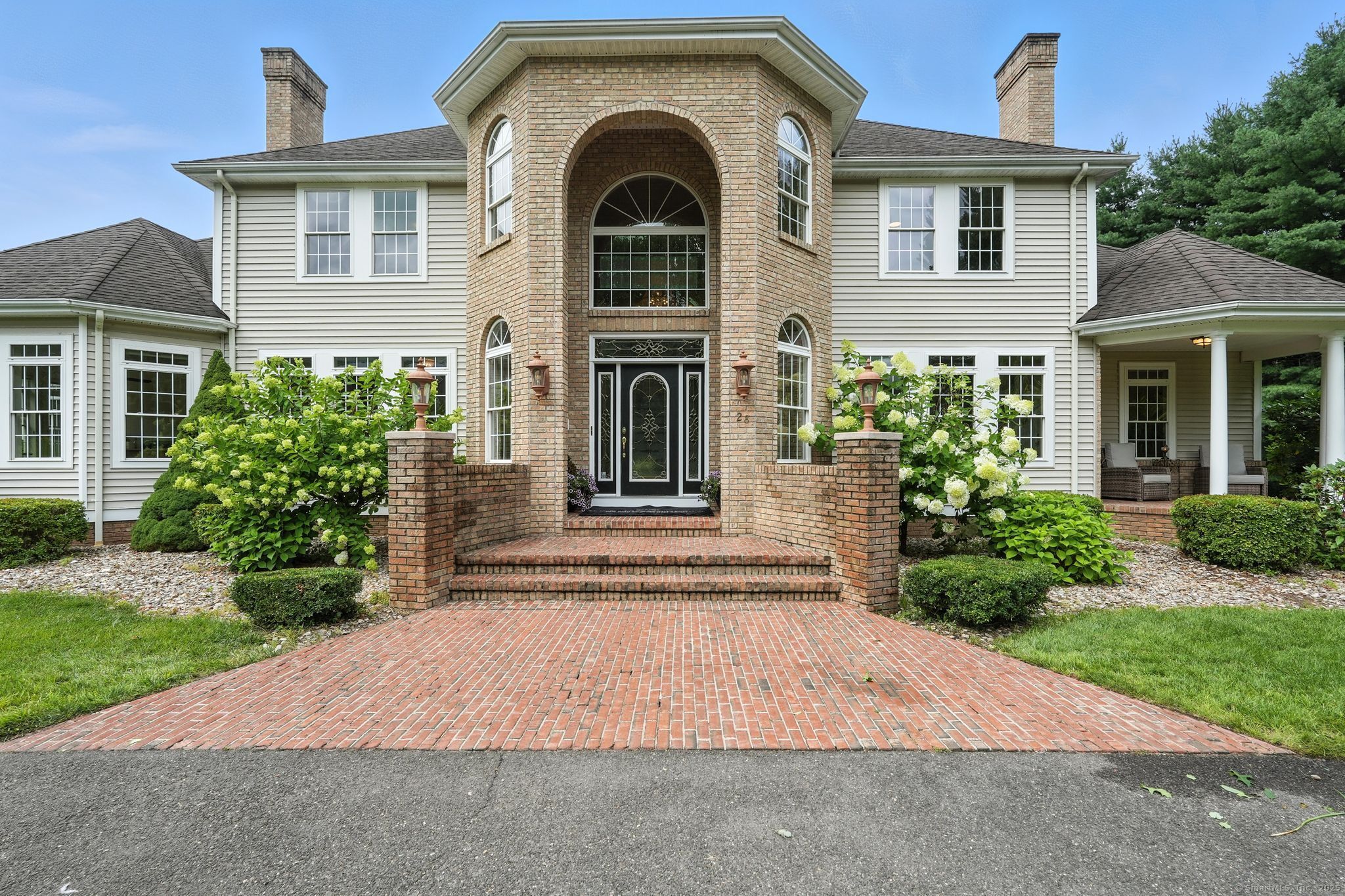 28 Royal Manor