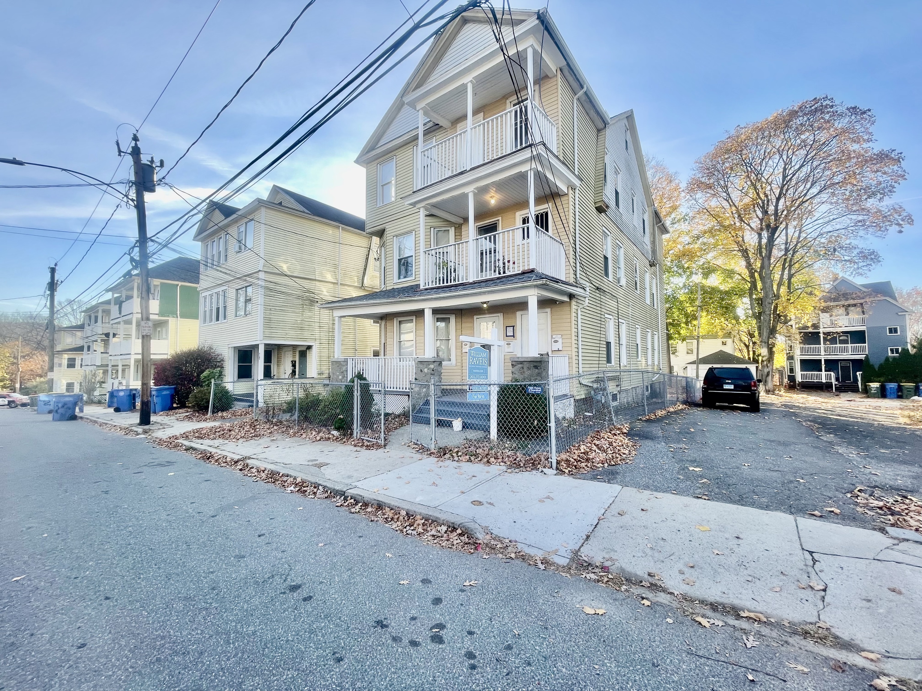 68 Englewood Avenue 3, Waterbury, Connecticut - 2 Bedrooms  
1 Bathrooms  
6 Rooms - 