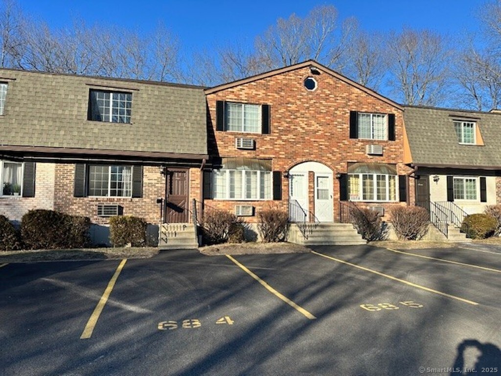 Sharon Road Apt 4, Waterbury, Connecticut - 2 Bedrooms  
2 Bathrooms  
4 Rooms - 