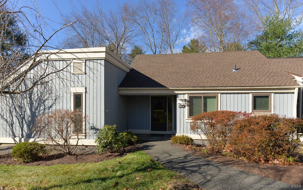 Heritage Village A, Southbury, Connecticut - 2 Bedrooms  
2 Bathrooms  
5 Rooms - 