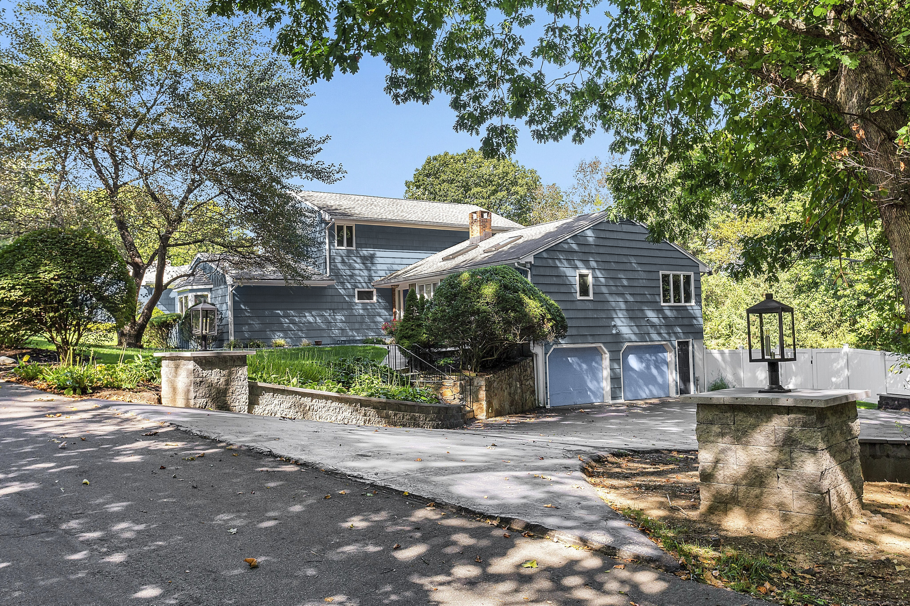 10 Echo Lane, Fairfield, Connecticut - 5 Bedrooms  
3.5 Bathrooms  
10 Rooms - 