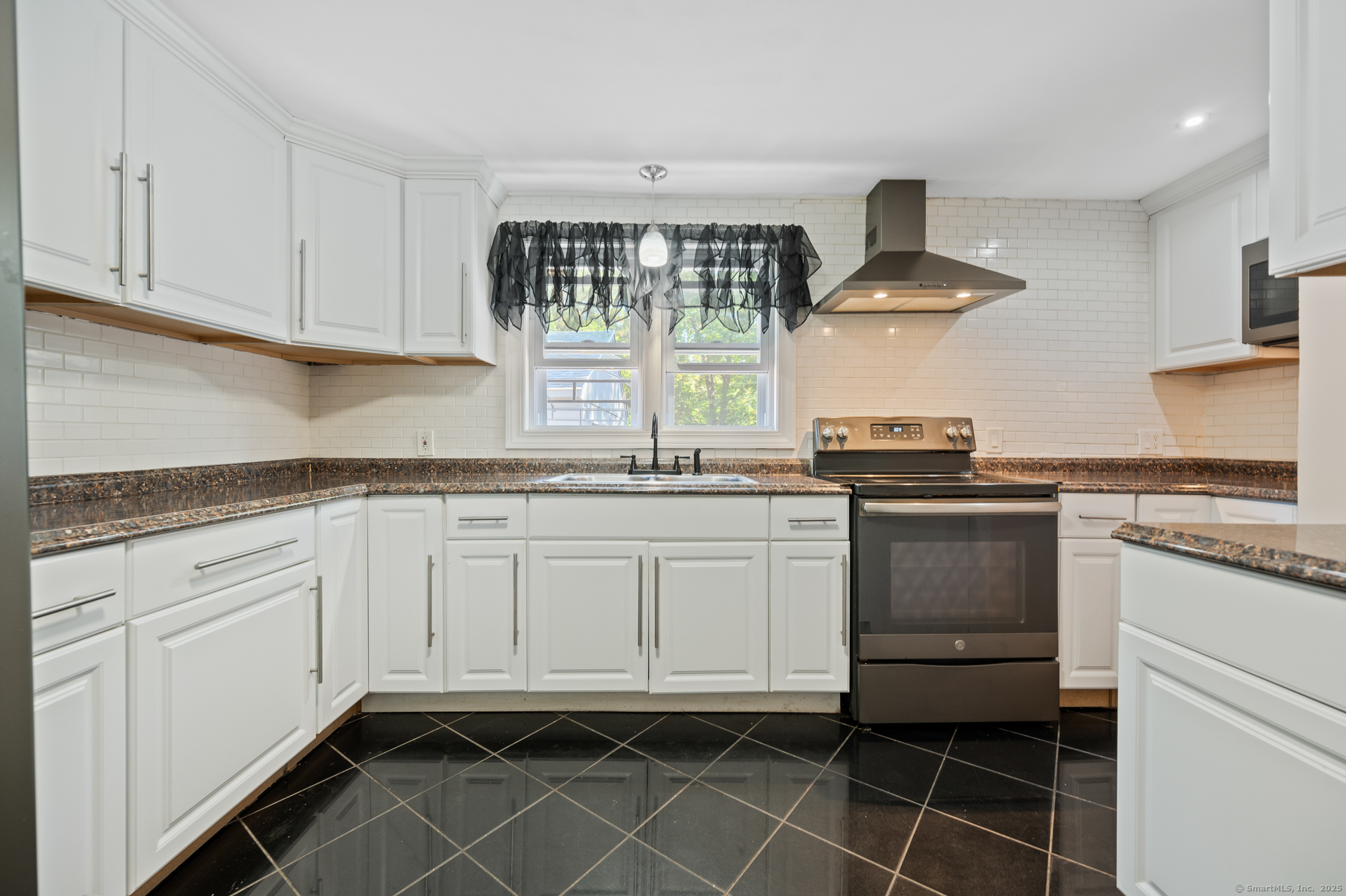 Naugatuck, Connecticut 06770, United States, 2 Bedrooms Bedrooms, ,1 BathroomBathrooms,Residential,Coming Soon,220576