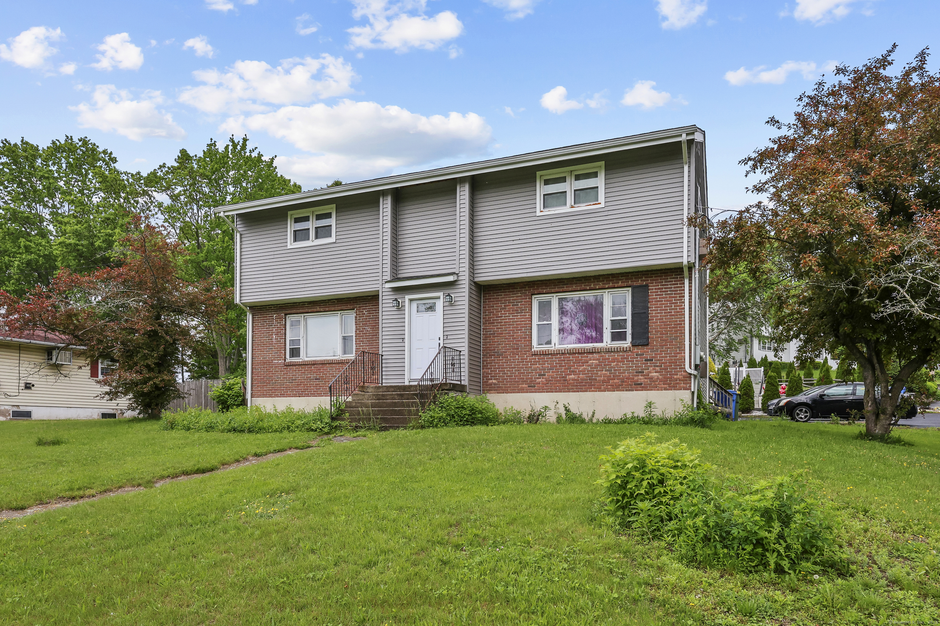 Glenstone Road, Waterbury, Connecticut - 6 Bedrooms  
3.5 Bathrooms  
12 Rooms - 