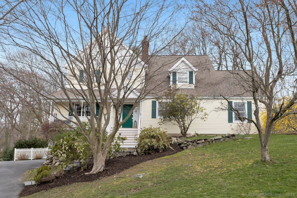 Property for Sale at 99 Silver Hill Lane, Stamford, Connecticut - Bedrooms: 5 
Bathrooms: 3.5 
Rooms: 10  - $1,199,000