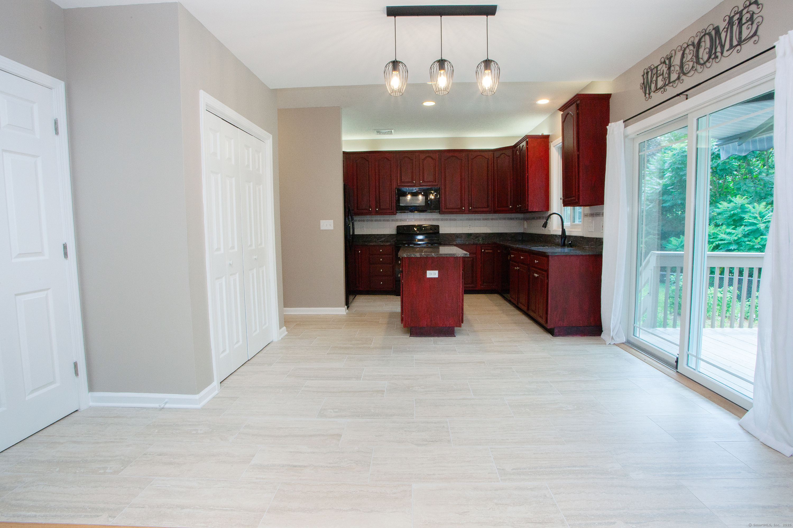 Manchester, Connecticut 06040, United States, 4 Bedrooms Bedrooms, ,4 BathroomsBathrooms,Residential,Pending,181376