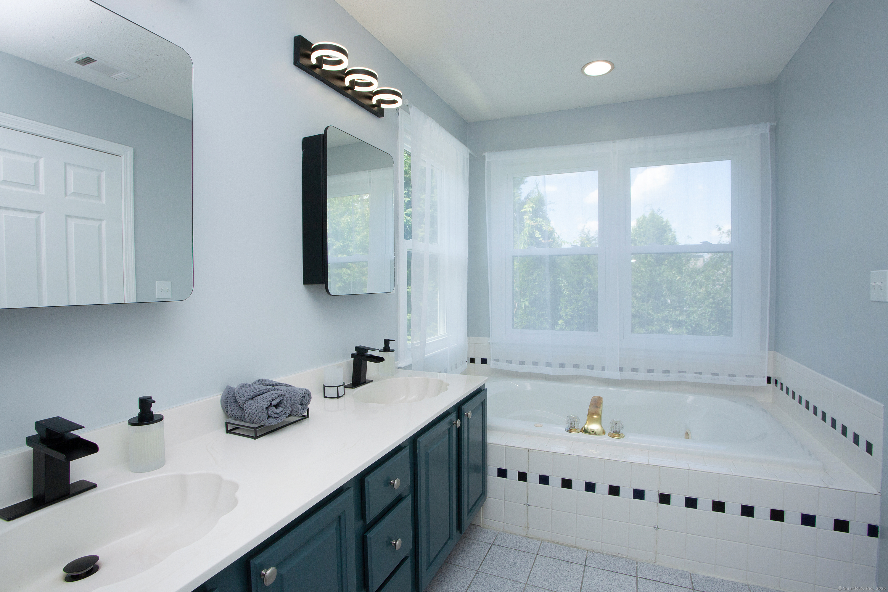 Manchester, Connecticut 06040, United States, 4 Bedrooms Bedrooms, ,4 BathroomsBathrooms,Residential,Pending,181376