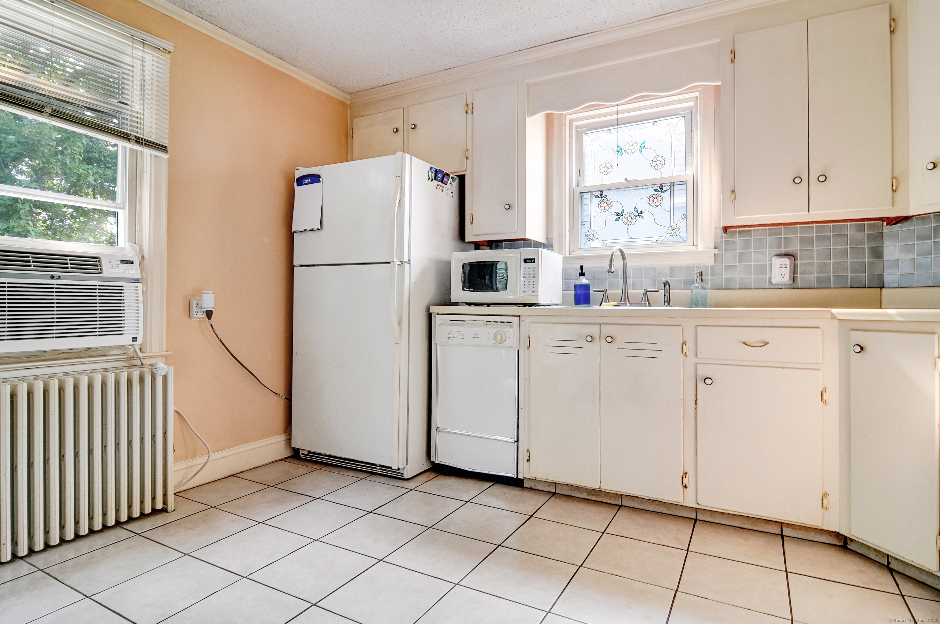 Manchester, Connecticut 06040, United States, 2 Bedrooms Bedrooms, ,1 BathroomBathrooms,Residential,Active,204075