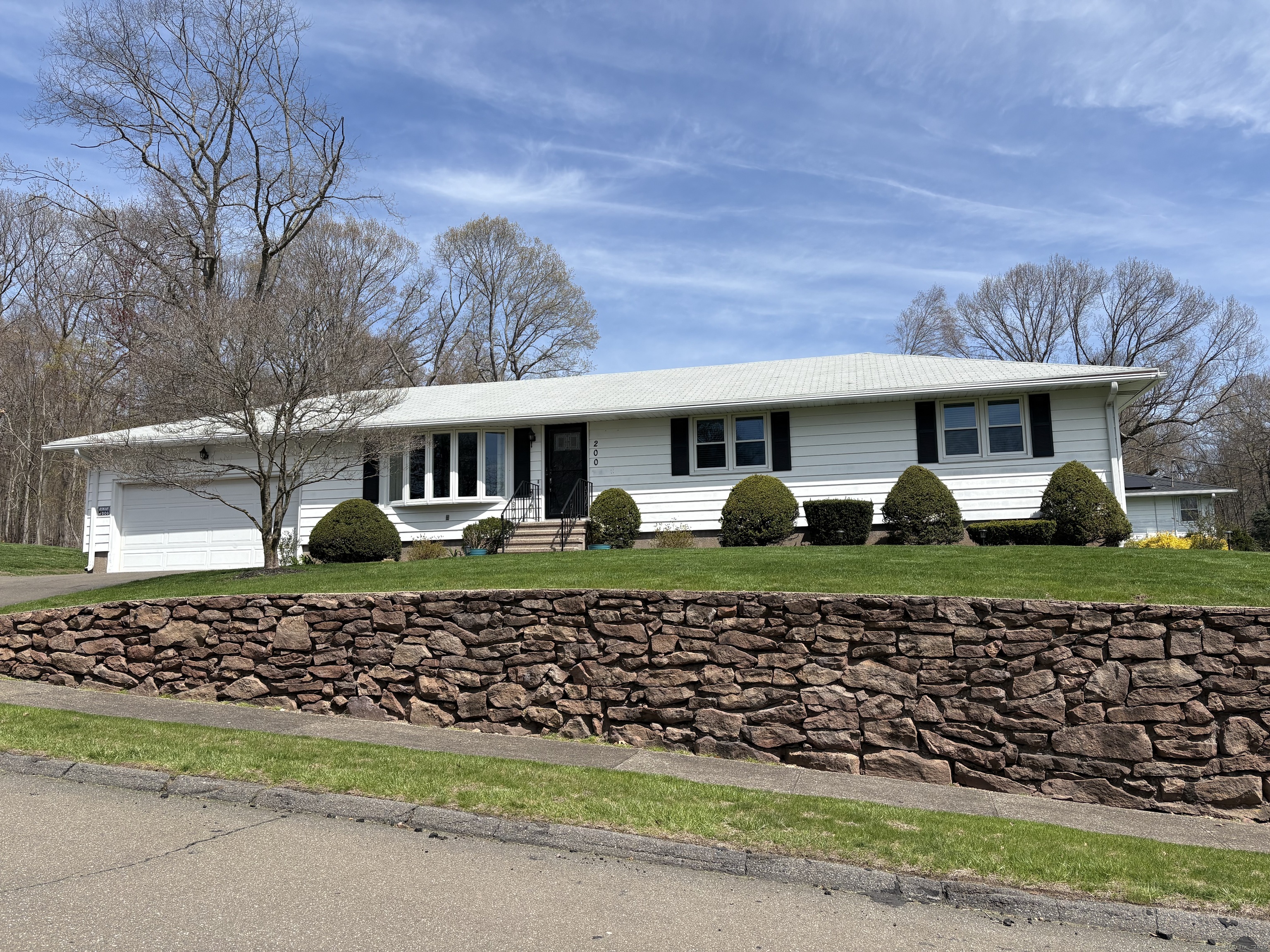 Bender Road, Hamden, Connecticut - 3 Bedrooms  
2 Bathrooms  
6 Rooms - 
