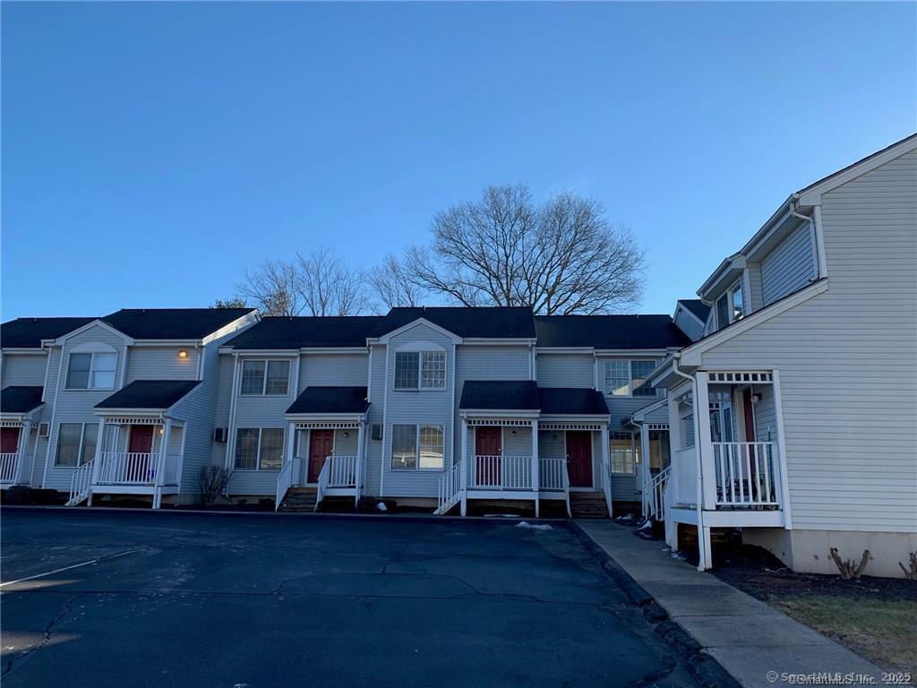 Atwater Street 8, Southington, Connecticut - 2 Bedrooms  
2 Bathrooms  
4 Rooms - 