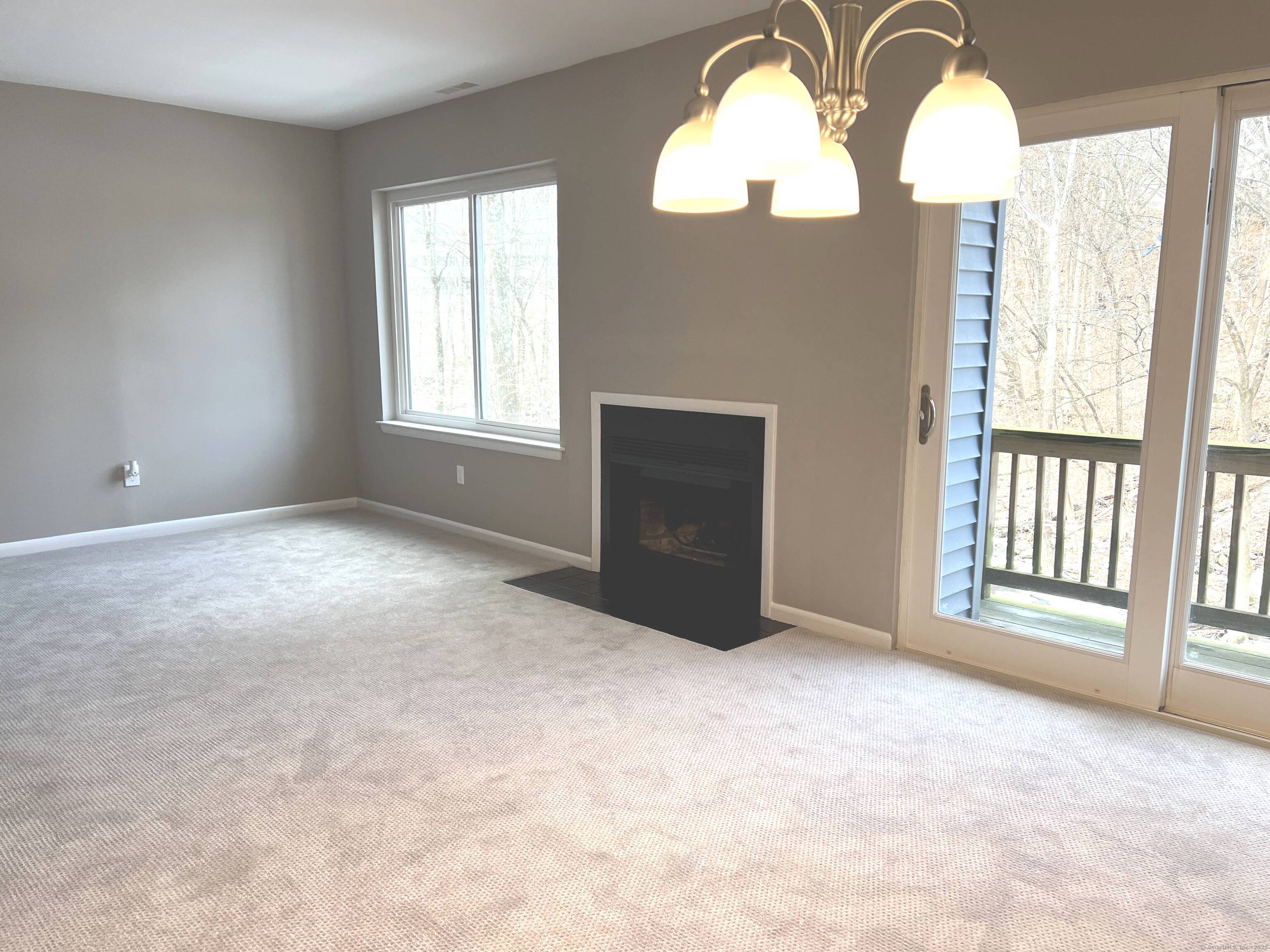 Newtown Road A15, Danbury, Connecticut - 2 Bedrooms  
2 Bathrooms  
4 Rooms - 