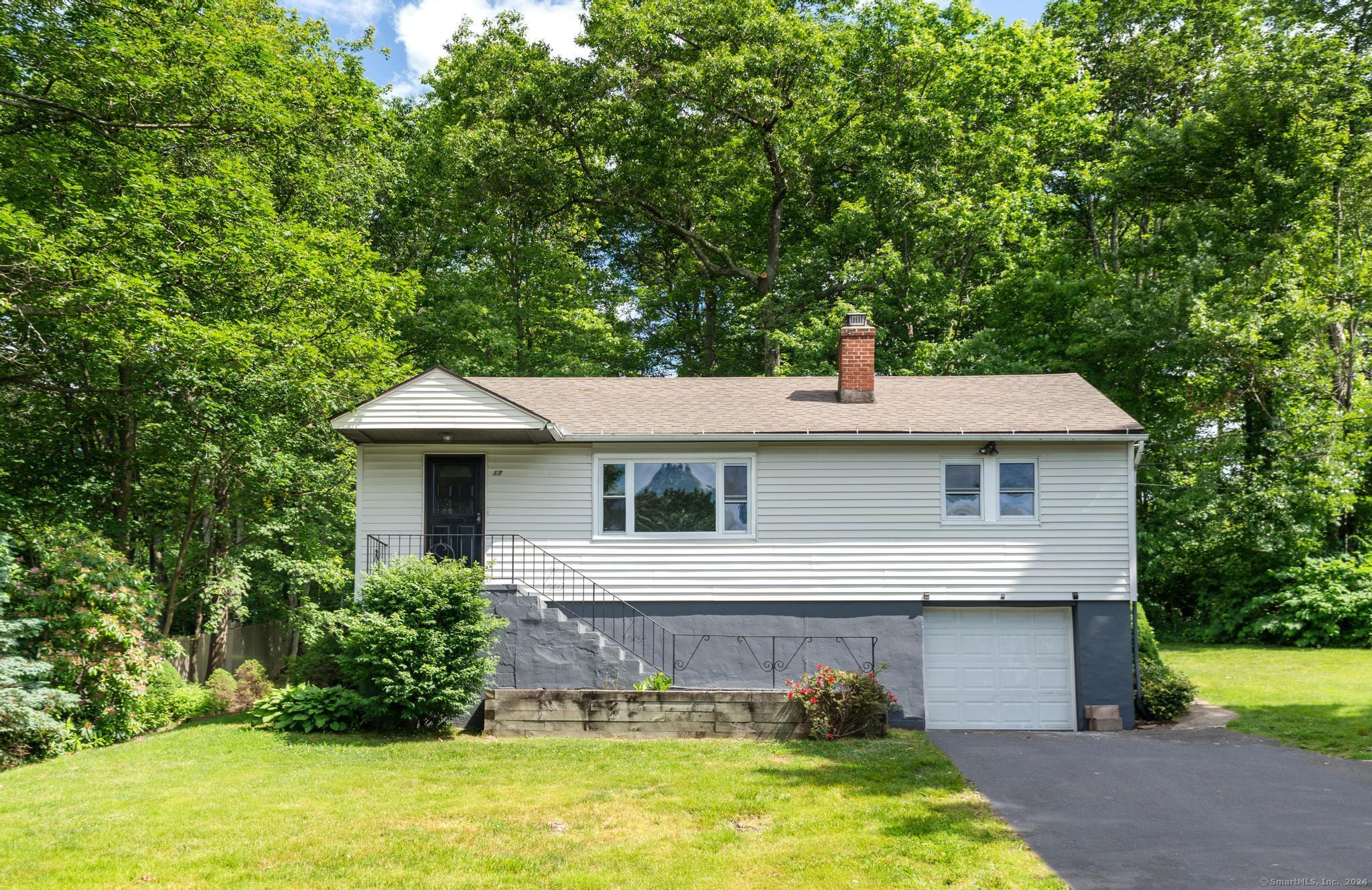 17 Janet Avenue, Wolcott, Connecticut - 3 Bedrooms  
1 Bathrooms  
6 Rooms - 