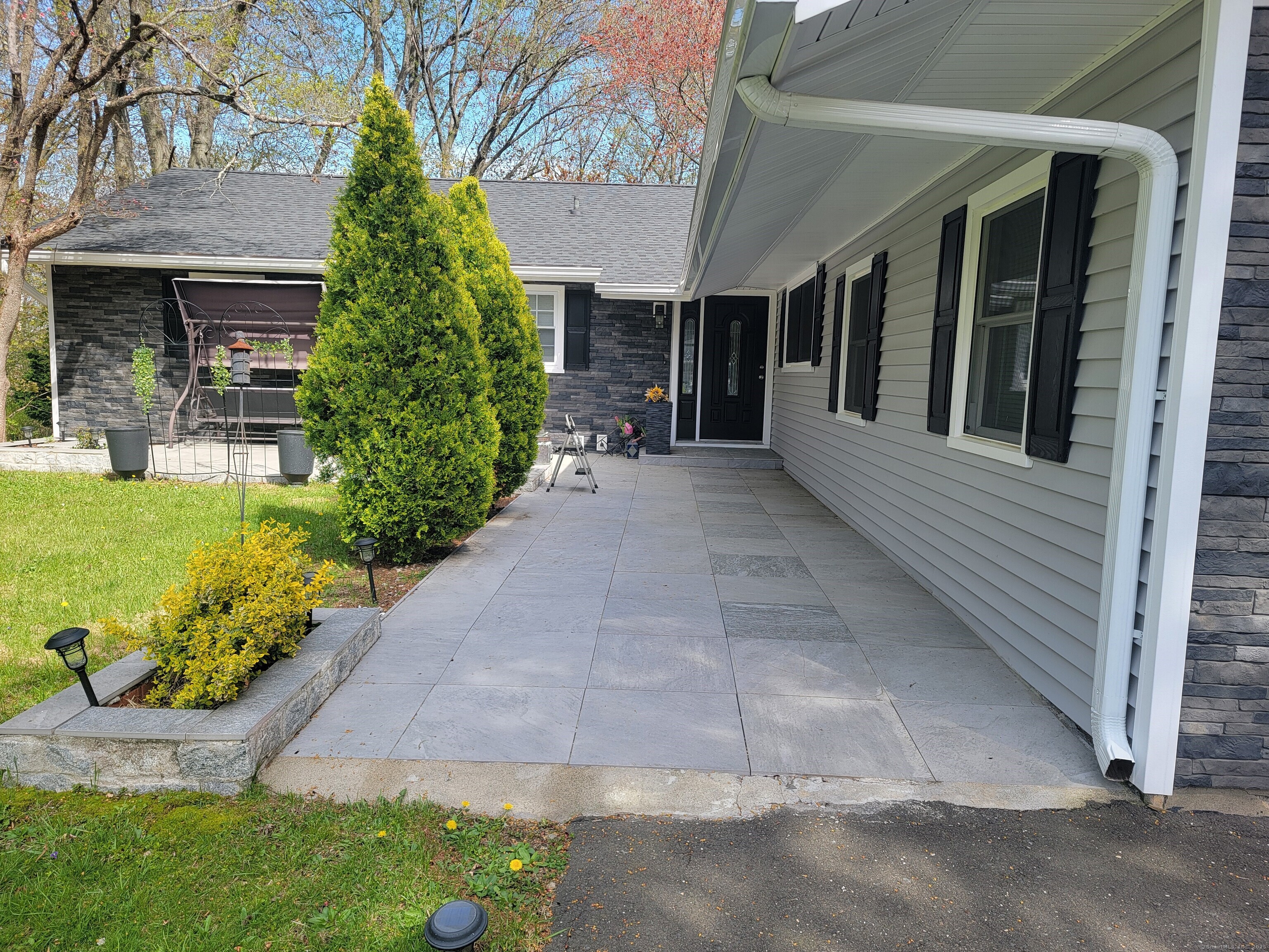 Prayer Spring Road, Stratford, Connecticut - 2 Bedrooms  
2 Bathrooms  
4 Rooms - 