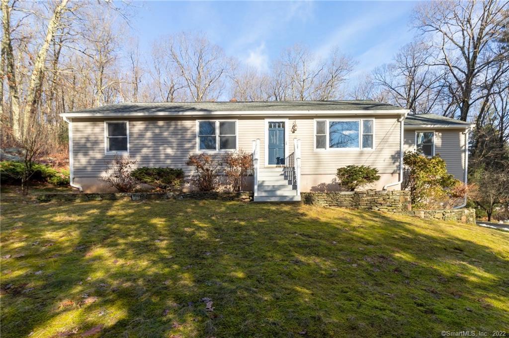 Chevas Road, Avon, Connecticut - 3 Bedrooms  
2 Bathrooms  
6 Rooms - 