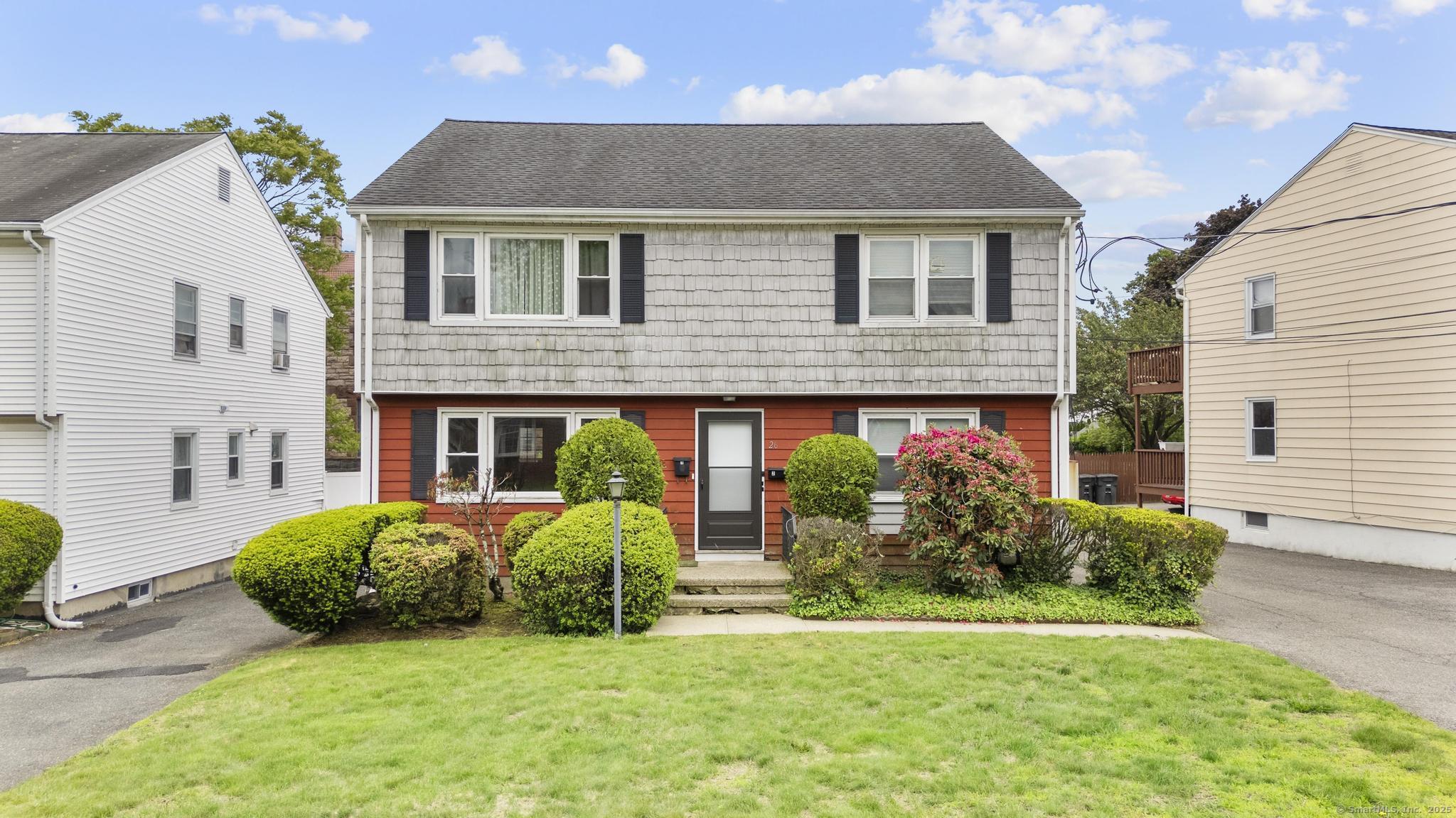 Hackett Circle, Stamford, Connecticut - 3 Bedrooms  
2 Bathrooms  
5 Rooms - 