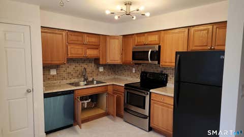 Condo For Rent - 1414 Whitney Avenue #A3<br/> New Haven County, Hamden, CT 06517