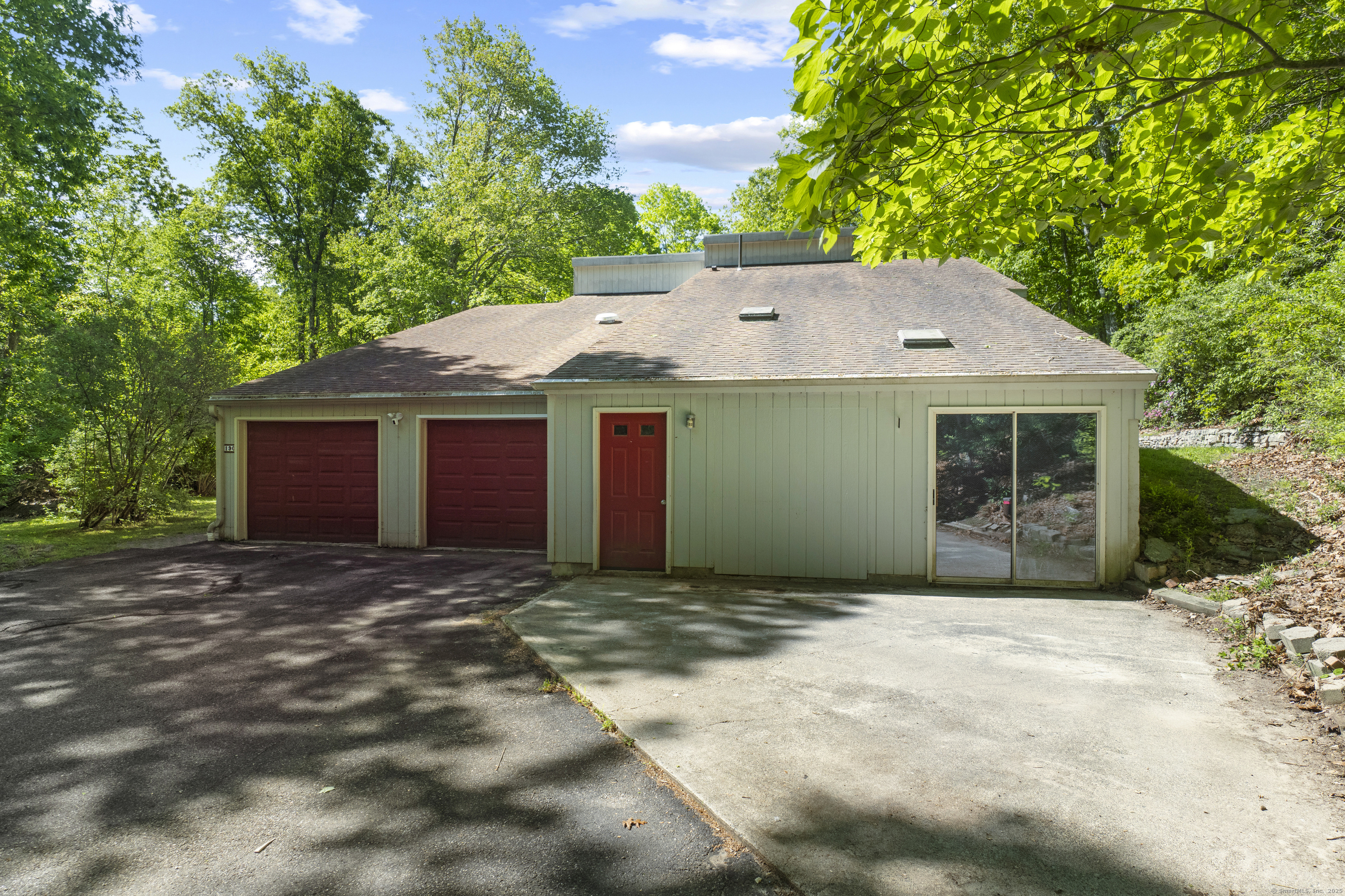 Old Colchester Road, Waterford, Connecticut - 3 Bedrooms  
3 Bathrooms  
9 Rooms - 