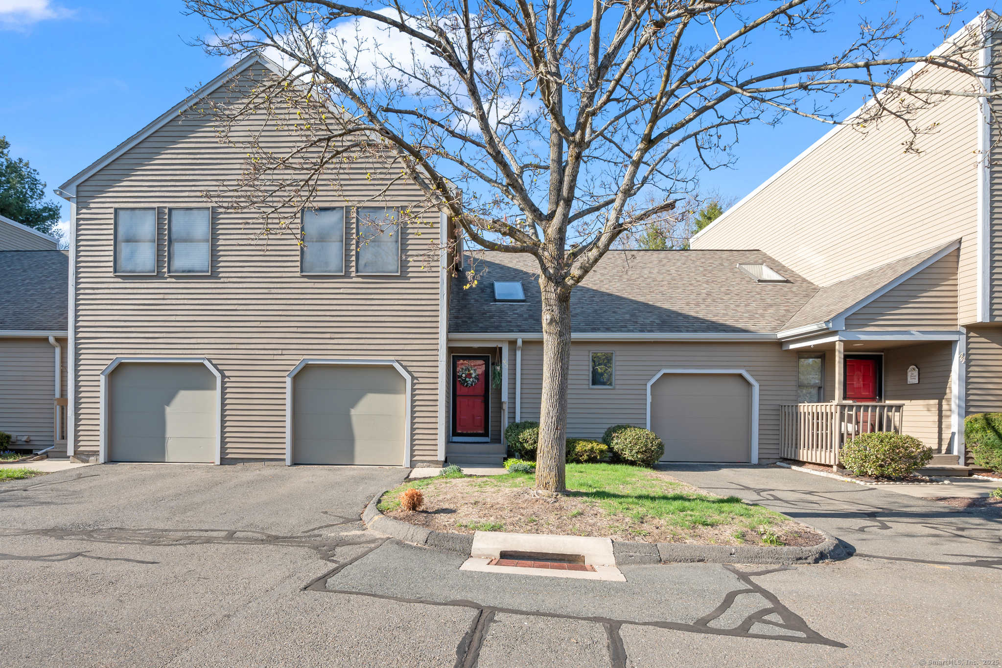 Elm Meadows 45, Enfield, Connecticut - 2 Bedrooms  
3 Bathrooms  
10 Rooms - 