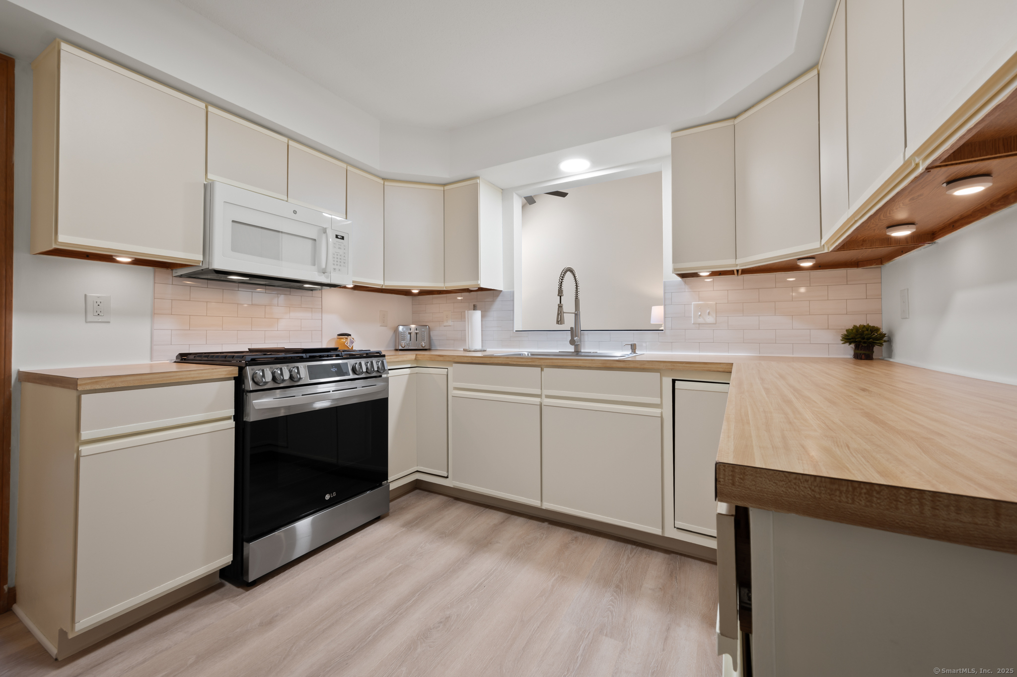 45 Elm Meadows #45, Enfield, Connecticut image 4