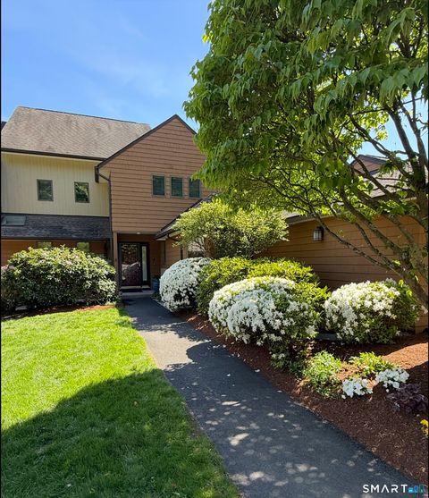 Photo of 4 Biltmore Park #4, Bloomfield, CT 06002 (MLS # 24168648)