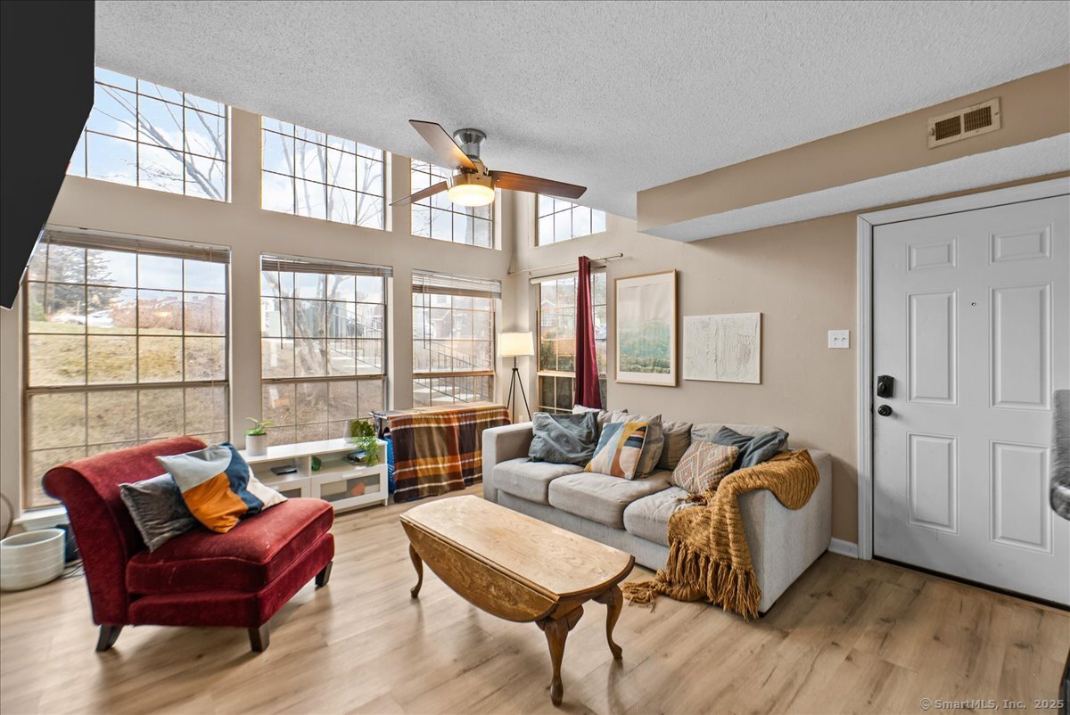 Carriage Crossing Lane 168, Middletown, Connecticut - 2 Bedrooms  
2 Bathrooms  
4 Rooms - 
