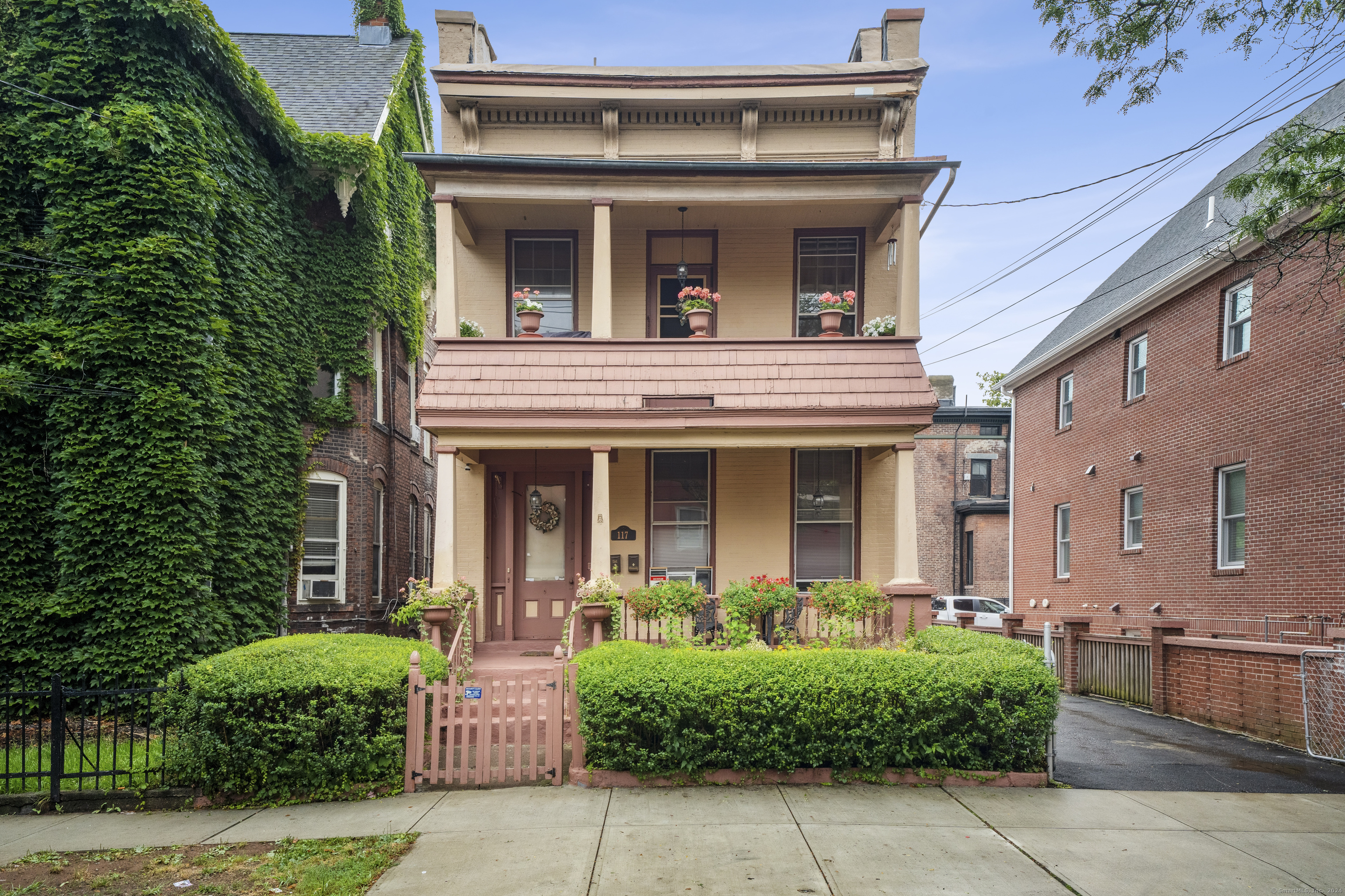 Olive Street, New Haven, Connecticut - 4 Bedrooms  
3 Bathrooms  
12 Rooms - 