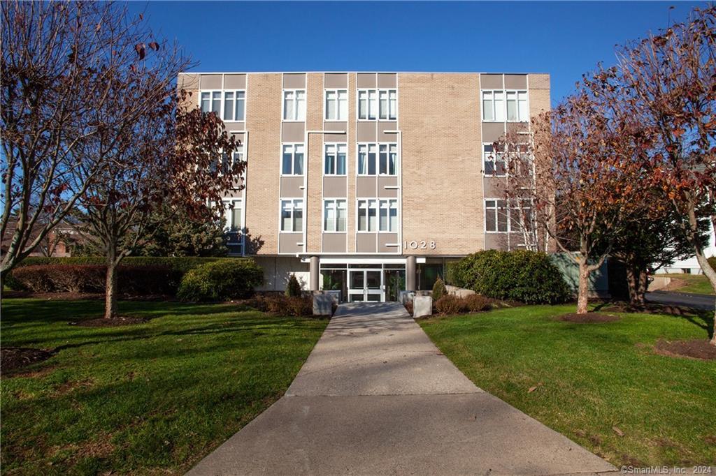 Farmington Avenue Apt 1G, West Hartford, Connecticut - 2 Bedrooms  
2 Bathrooms  
5 Rooms - 