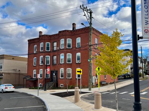 Photo of 19 Divinity Street #3E, Bristol, CT 06010 (MLS # 24141641)