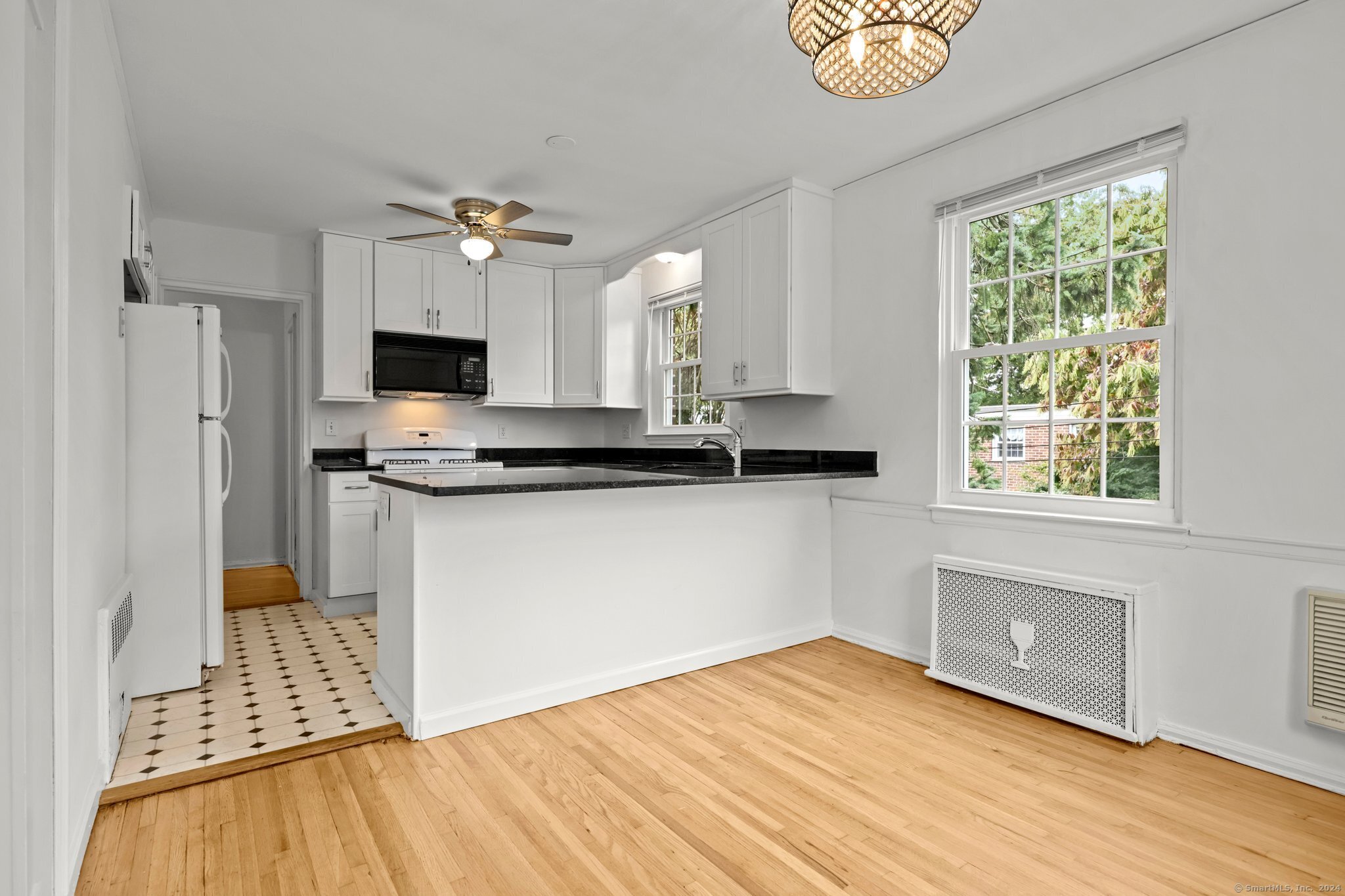 Greenwich, Connecticut 06830, United States, 2 Bedrooms Bedrooms, ,1 BathroomBathrooms,Residential,Pending,39082