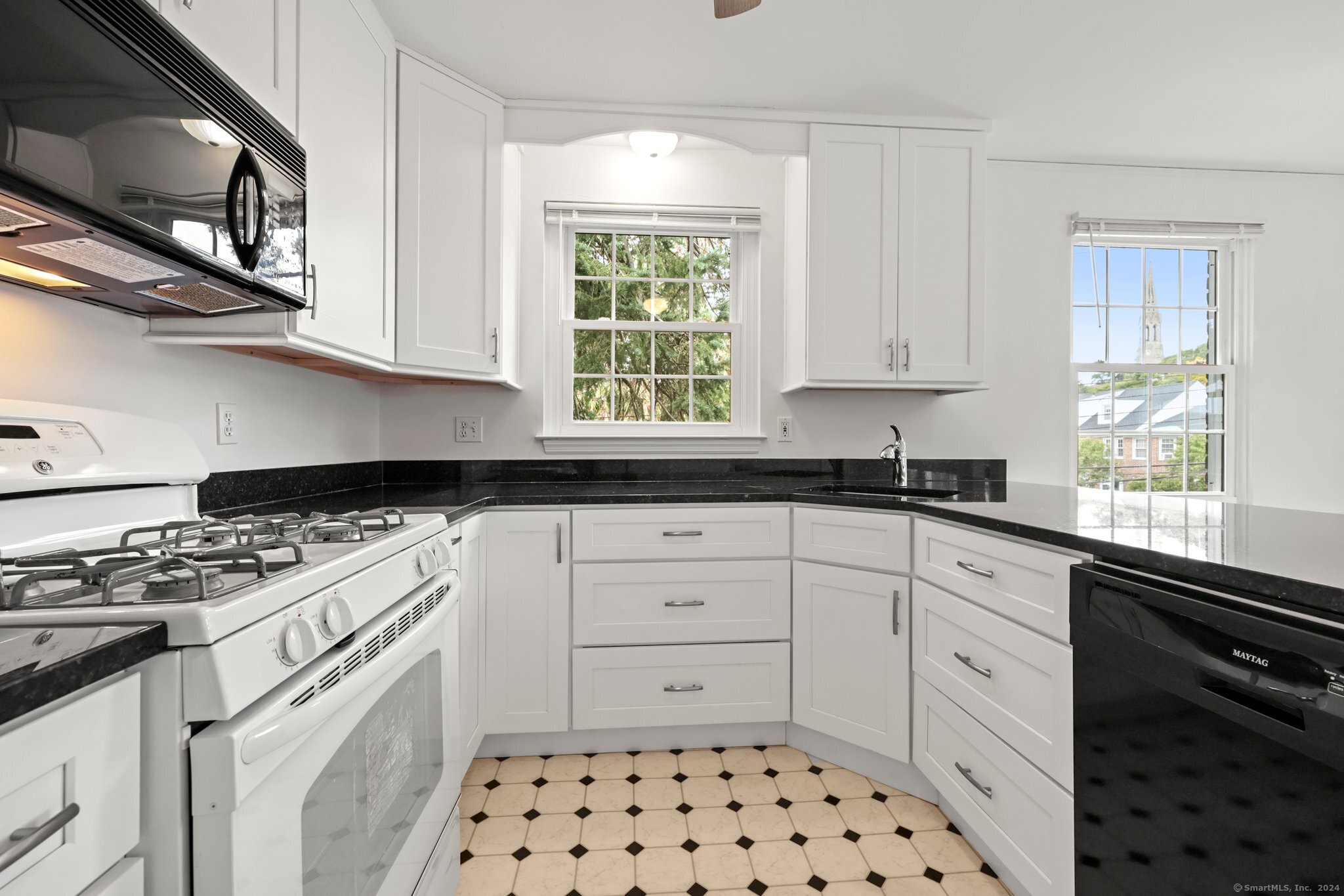 Greenwich, Connecticut 06830, United States, 2 Bedrooms Bedrooms, ,1 BathroomBathrooms,Residential,Pending,39082