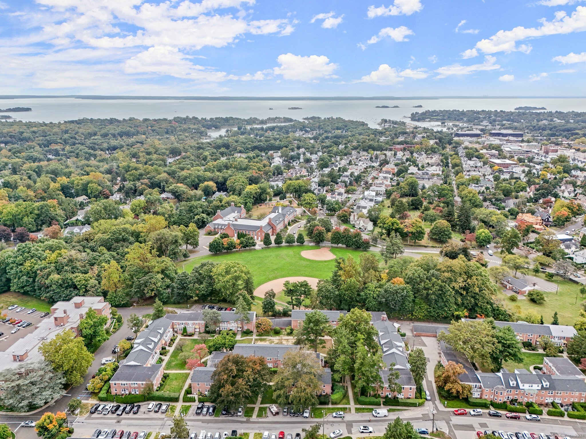 Greenwich, Connecticut 06830, United States, 2 Bedrooms Bedrooms, ,1 BathroomBathrooms,Residential,Pending,39082