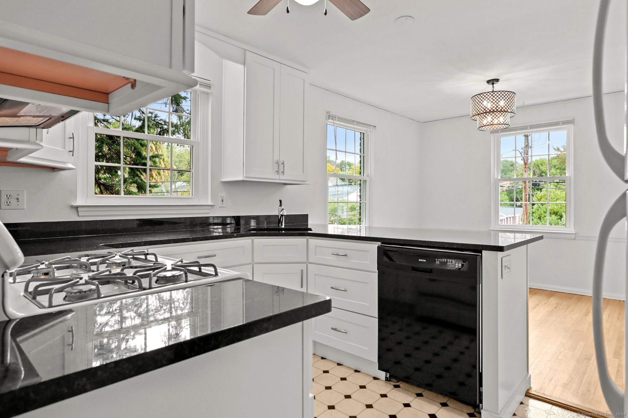 Greenwich, Connecticut 06830, United States, 2 Bedrooms Bedrooms, ,1 BathroomBathrooms,Residential,Pending,39082