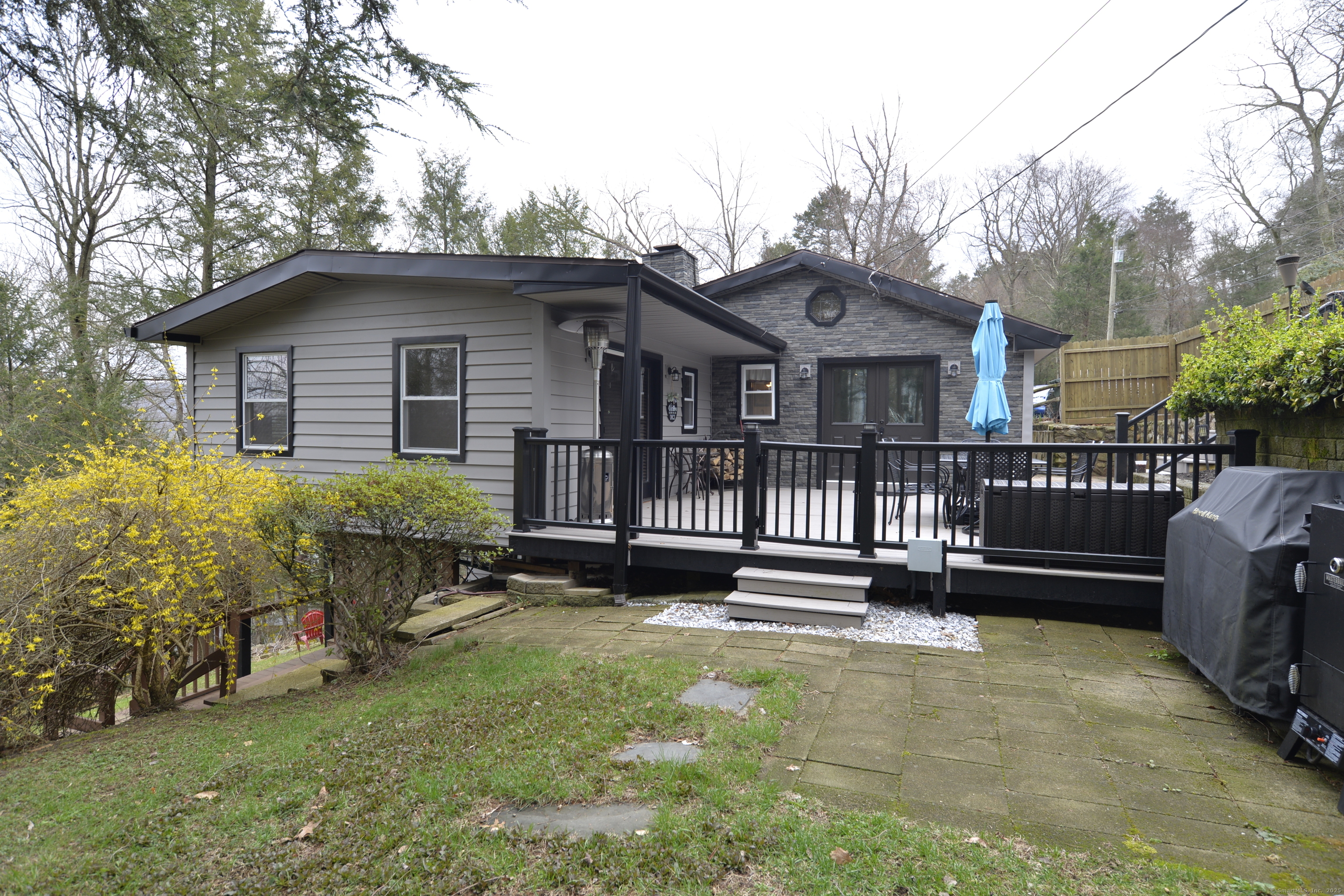 Engleside Terrace, Newtown, Connecticut - 4 Bedrooms  
2 Bathrooms  
6 Rooms - 