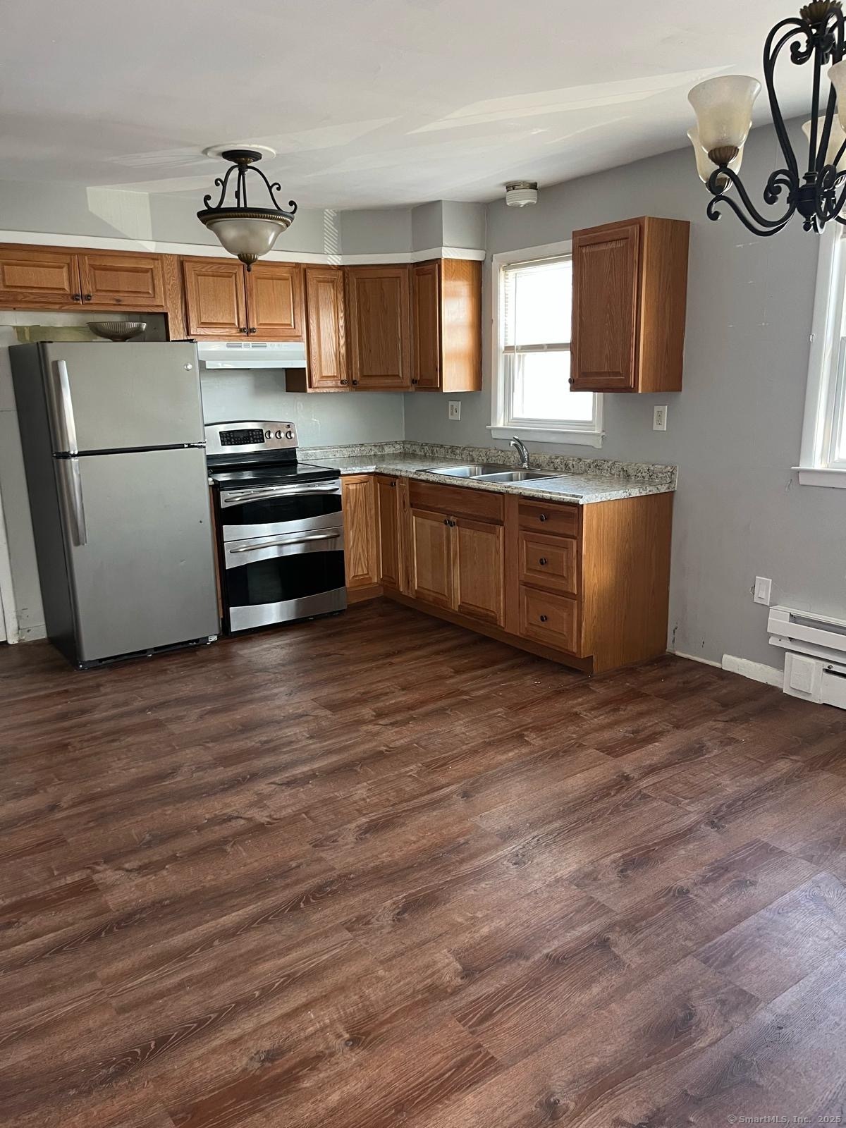 Clermont Avenue 2, Bridgeport, Connecticut - 3 Bedrooms  
1 Bathrooms  
6 Rooms - 