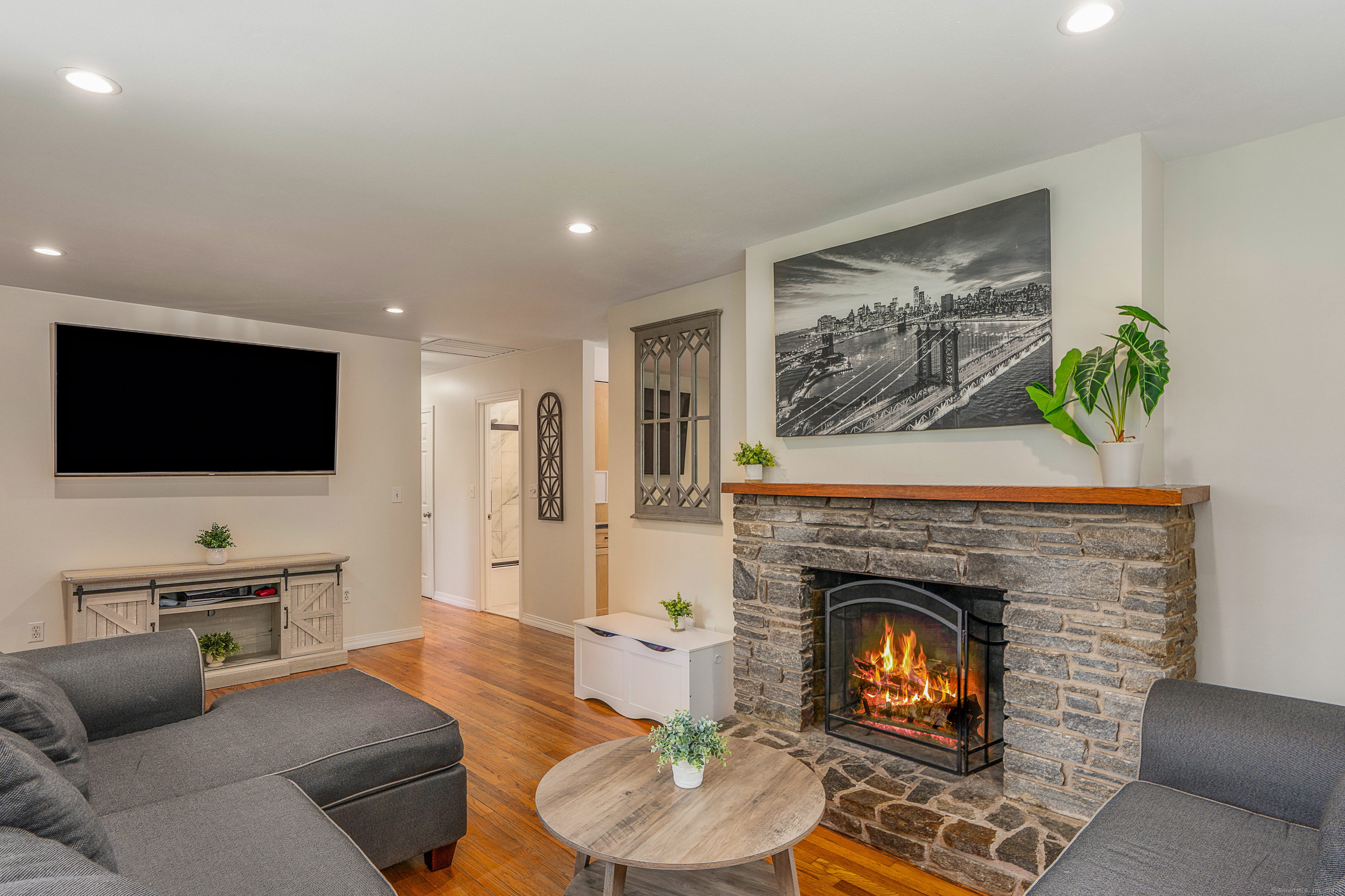 Tolland, Connecticut 06084, United States, 3 Bedrooms Bedrooms, ,2 BathroomsBathrooms,Residential,Pending,212865