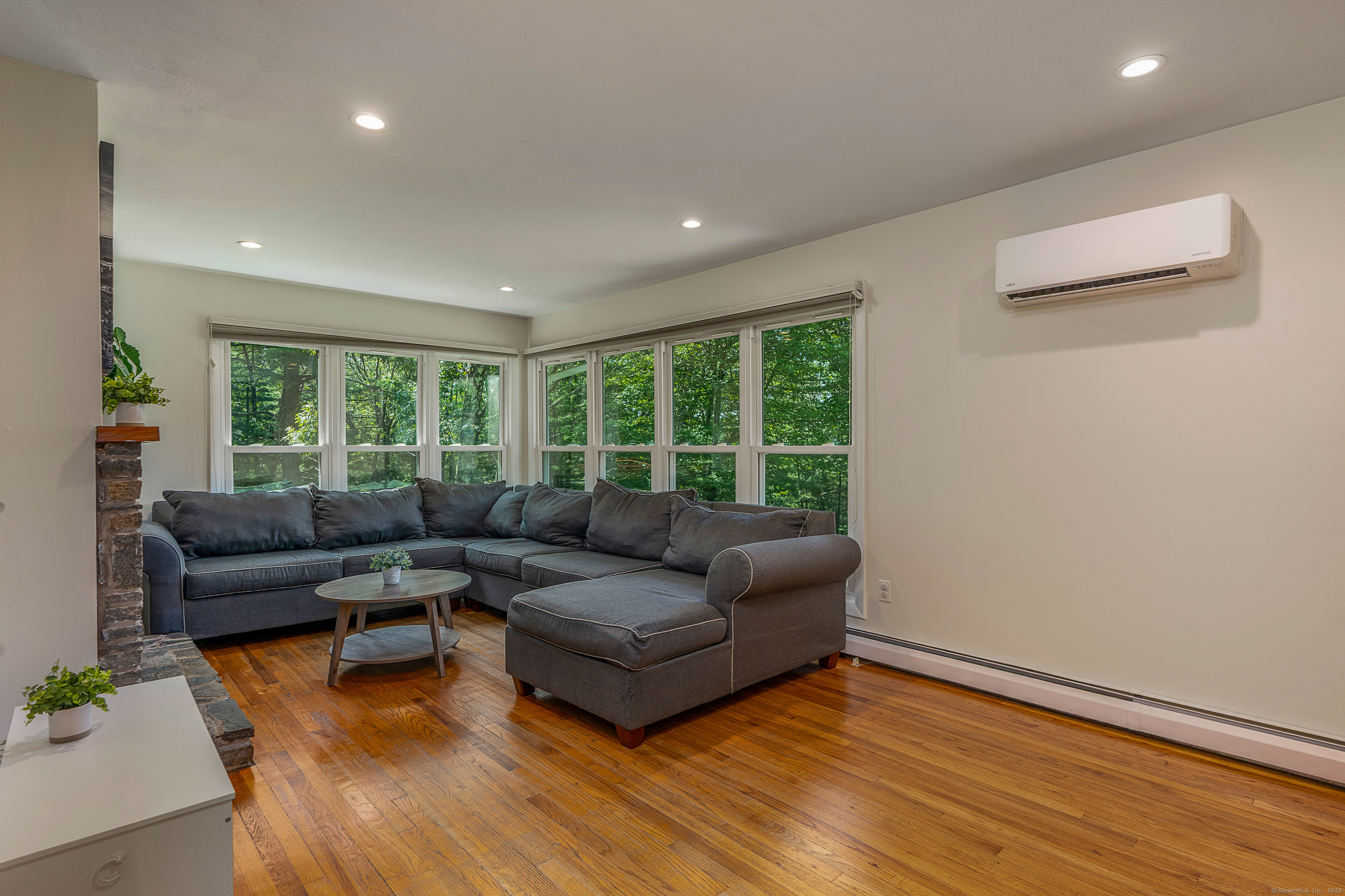 Tolland, Connecticut 06084, United States, 3 Bedrooms Bedrooms, ,2 BathroomsBathrooms,Residential,Pending,212865