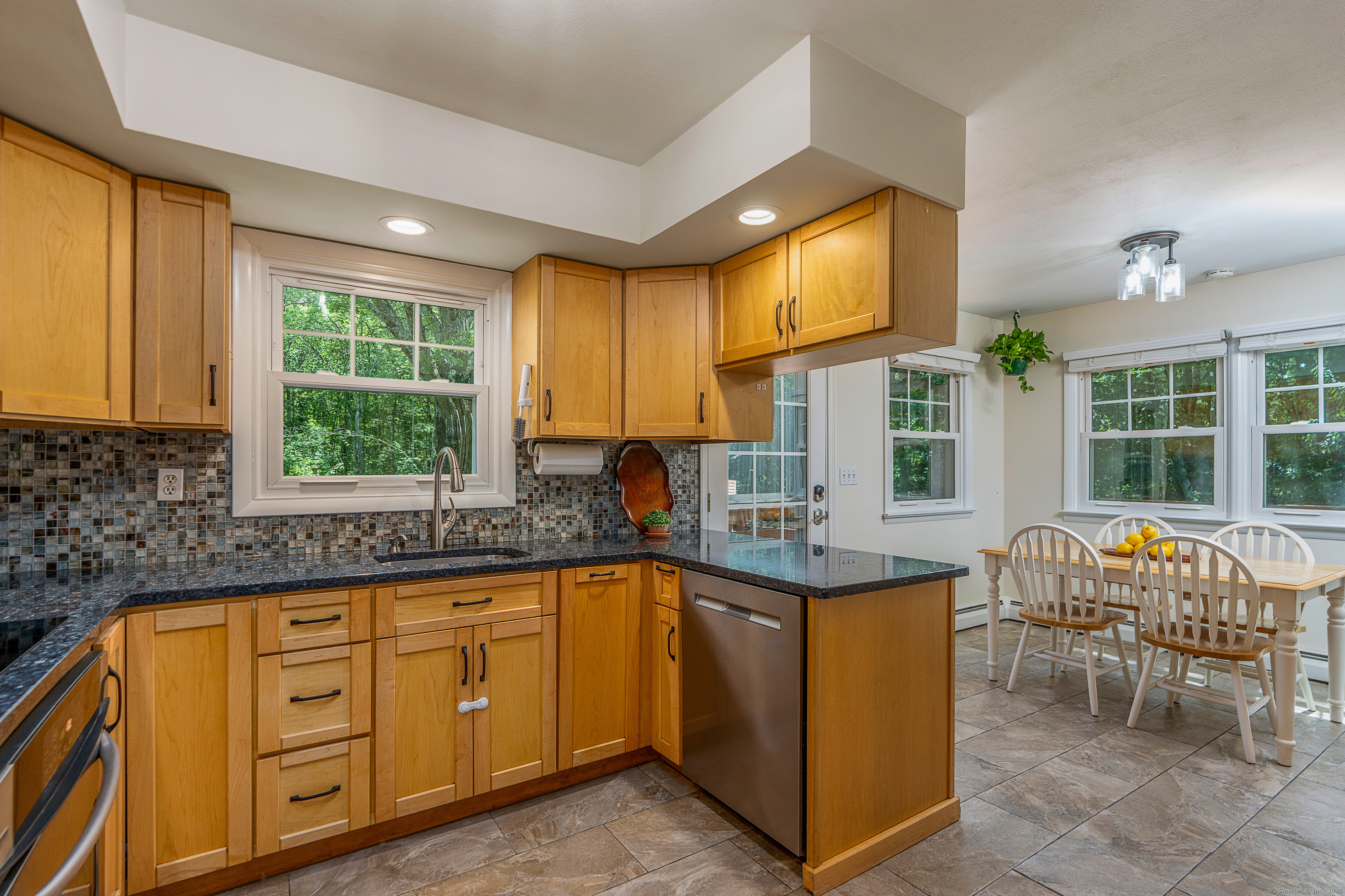 Tolland, Connecticut 06084, United States, 3 Bedrooms Bedrooms, ,2 BathroomsBathrooms,Residential,Pending,212865