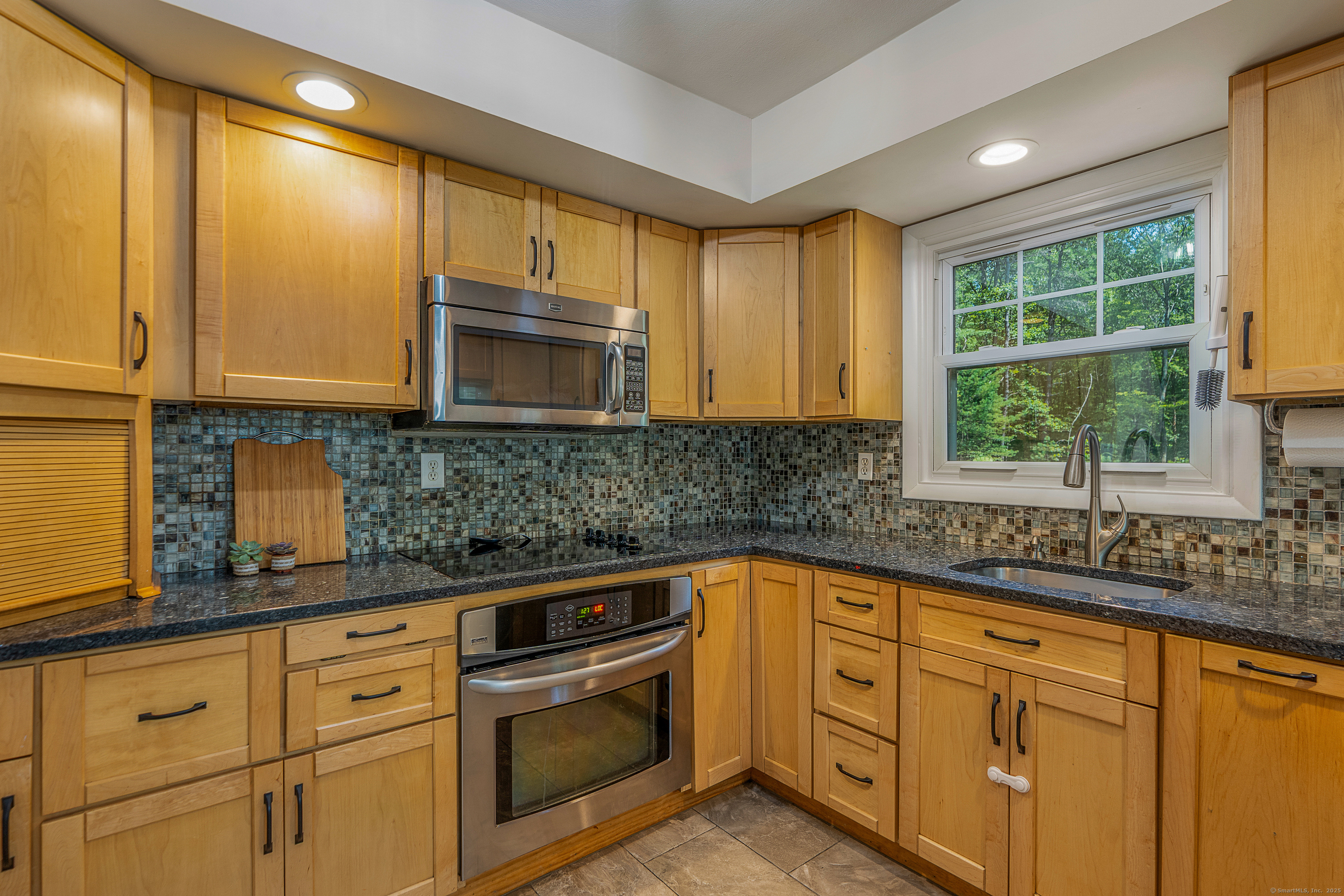 Tolland, Connecticut 06084, United States, 3 Bedrooms Bedrooms, ,2 BathroomsBathrooms,Residential,Pending,212865