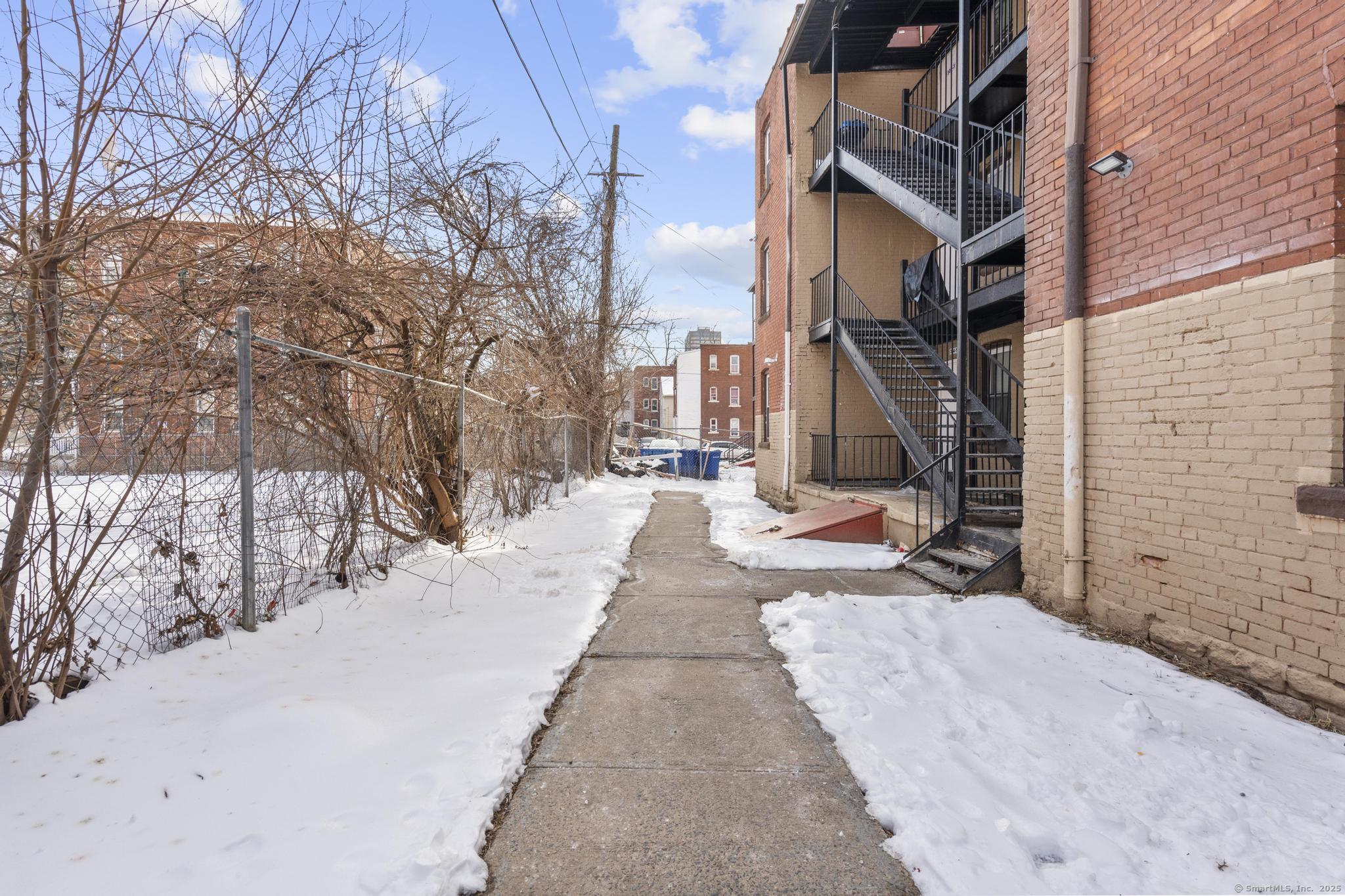 Hartford, Connecticut 06112, United States, 2 Bedrooms Bedrooms, ,1 BathroomBathrooms,Residential,Active,189486