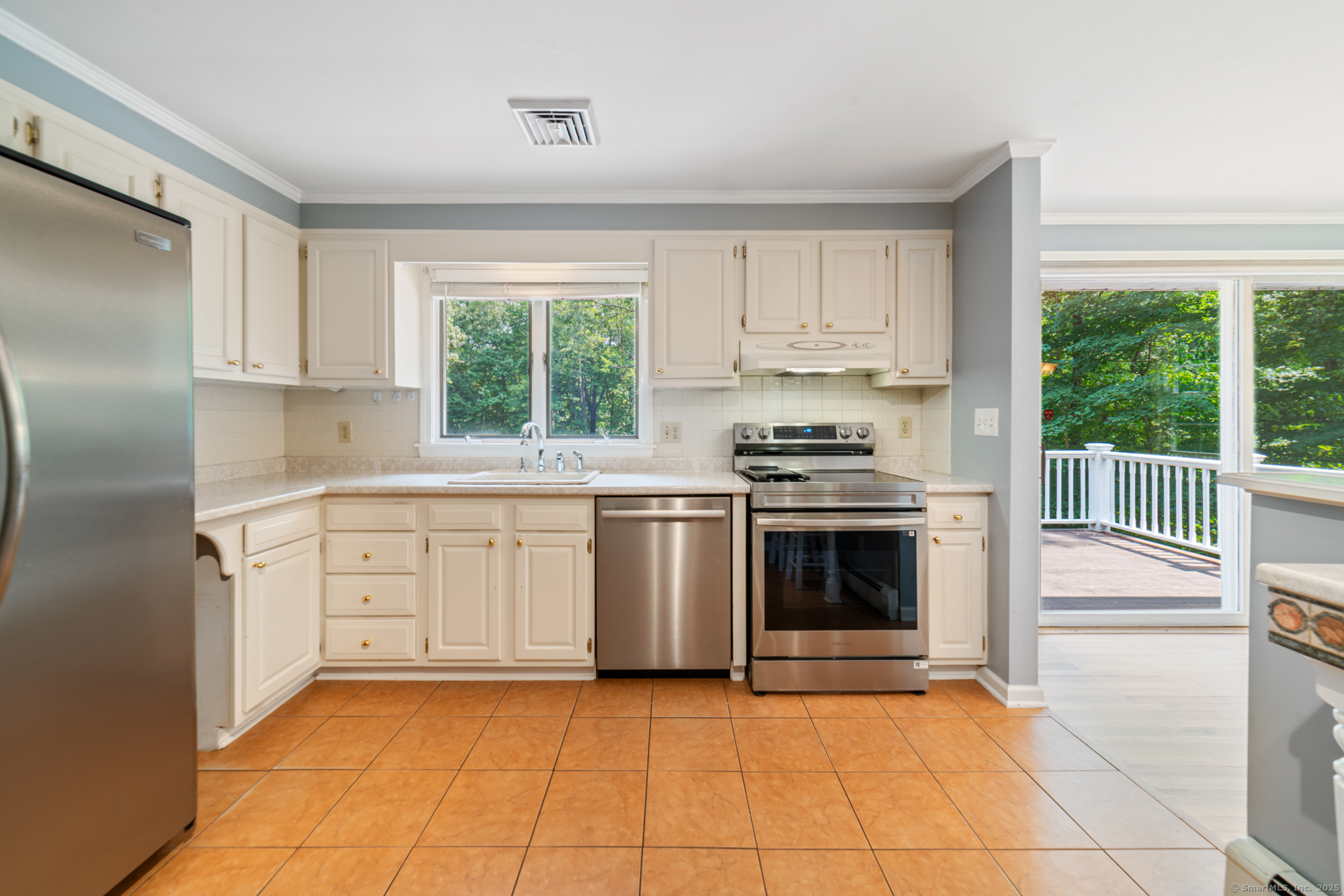 Clinton, Connecticut 06413, United States, 3 Bedrooms Bedrooms, ,3 BathroomsBathrooms,Residential,Pending,185631