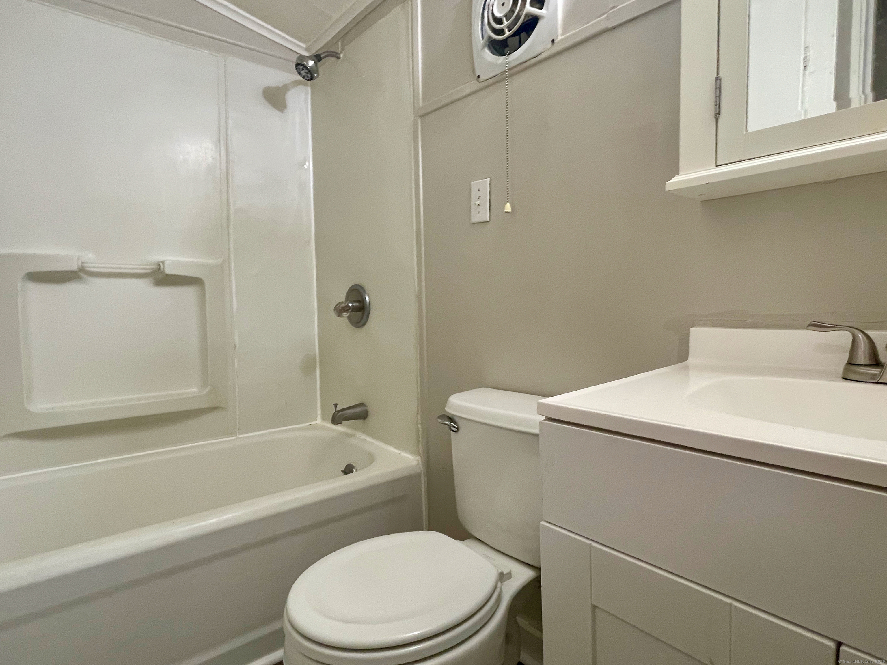 Canton, Connecticut 06019, United States, 2 Bedrooms Bedrooms, ,1 BathroomBathrooms,Residential,Active,164286