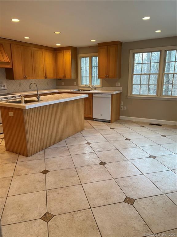 Photo 1 of 222 Silver Hill Lane, Stamford, Connecticut, $3,850, Web #: 170462399